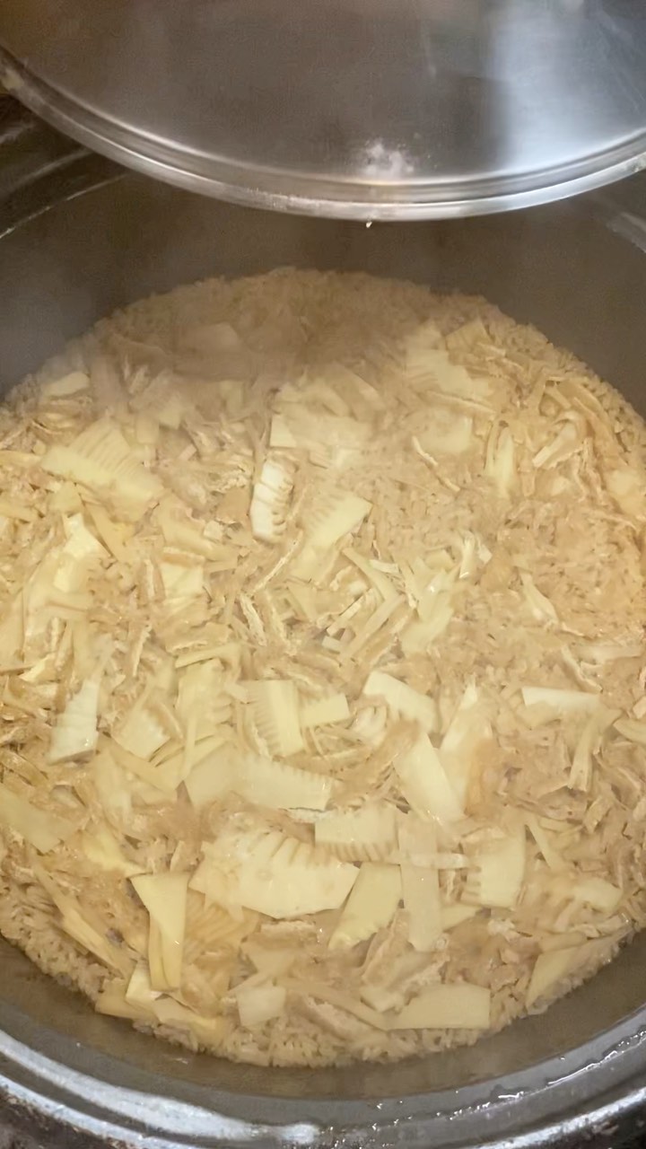 こんにちは(^^)！栃木県佐野市　道の駅どまんなかたぬま内が運営する本格中国料理CHINESE DINING花と華です！

料理長と花と華スタッフが行く　 2022年もついに始まりました♡
毎年好評のたけのこご飯、4/23(土)から販売スタートしています！

道の駅どまんなか たぬま　お野菜売り場の花と華お弁当コーナーにて11:00前後に並び始めはじめます♡次回販売予定日は4/29です。

GW中も販売を続けますが、たけのこが終わり次第終売となりますのでお早目に手に入れてくださいね(^^)/

／
レストランの営業時間
＼

平日
11:30〜15:00
17:00〜20:00
土日祝
11:00〜20:00
3/21〜酒類の提供が開始となりました。

■4月のお休み
6・13・20・27日
■5月のお休み
11・18・25日
※5/4(水)は営業いたします

・

道の駅どまんなか たぬま　朝採り館　花と華お弁当コーナーに新しい惣菜が並び始めております！

さっぱりいただける春キャベツのコールスローサラダもスタート、近日中にその後ぞくぞくと新メニューが出てきますよ、お楽しみに♩

・

chinese dining 花と華
0283-61-0078

・

 #特典はお楽しみ　