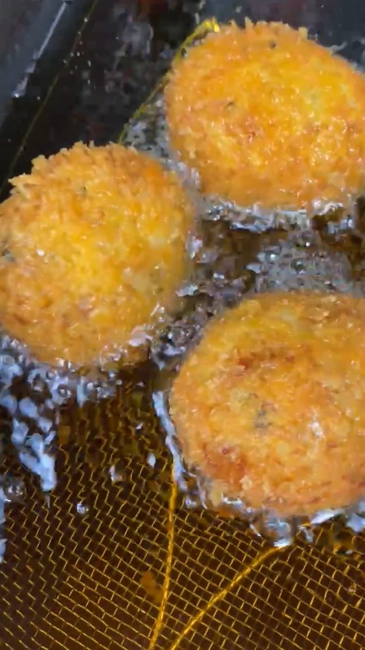 おはようございます！

今回は【開発者も驚く位売れた！？ 手作りの創作(？)コロッケ】をお届け！

一つ一つ丁寧に作られた美味しいコロッケを是非お試し下さい！
※音声が流れます。