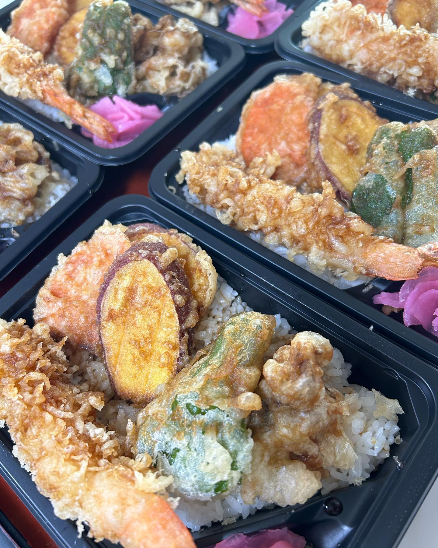 こんにちは
はなみずきのお弁当シリーズです！
本日は【天重】です！
是非・・・どうぞ♪