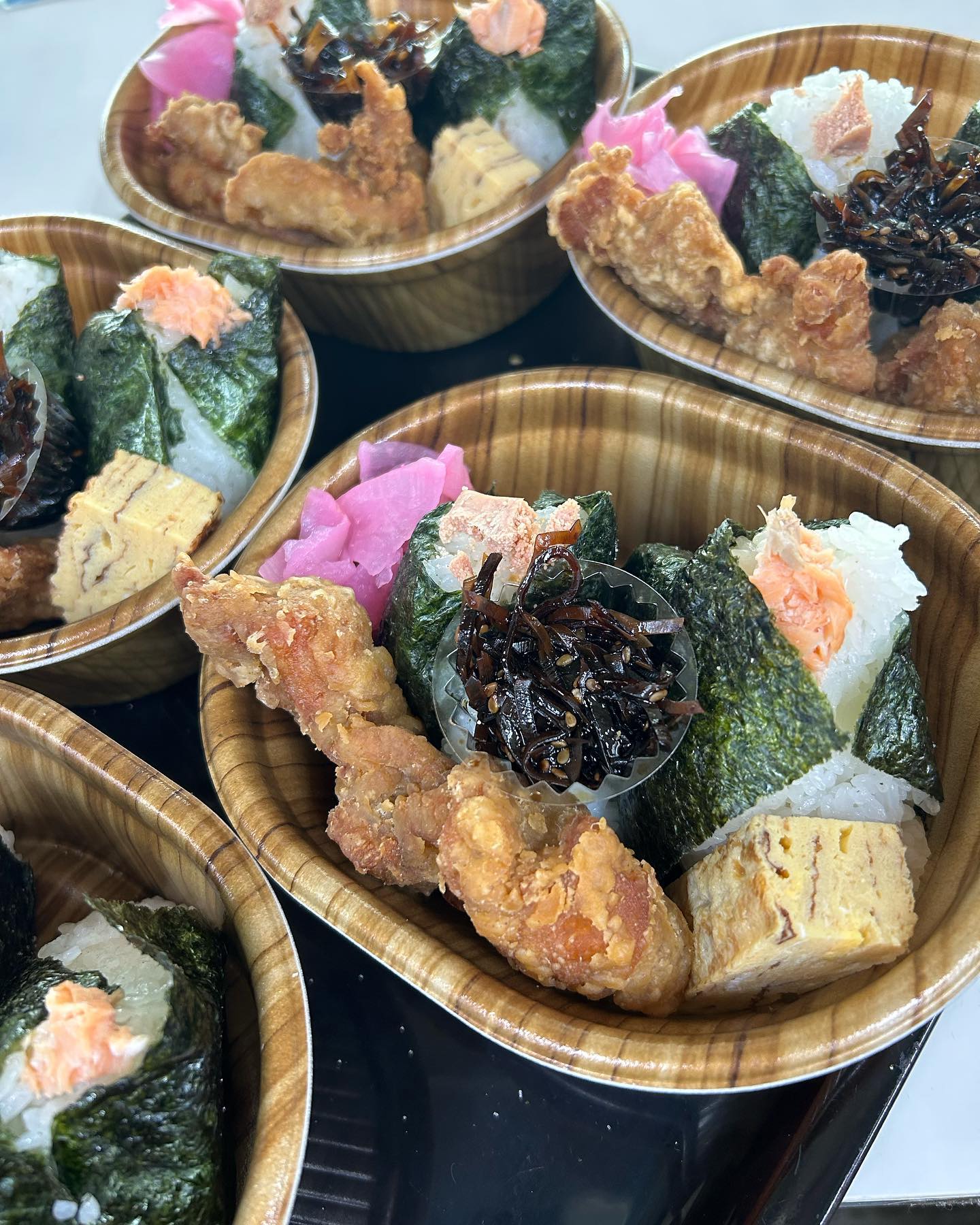 こんにちは
今日は、天気が良くなりますね
はなみずきのお弁当は如何ですか？
こちらは、【おにぎり弁当】
です！
是非・・・どうぞ♪