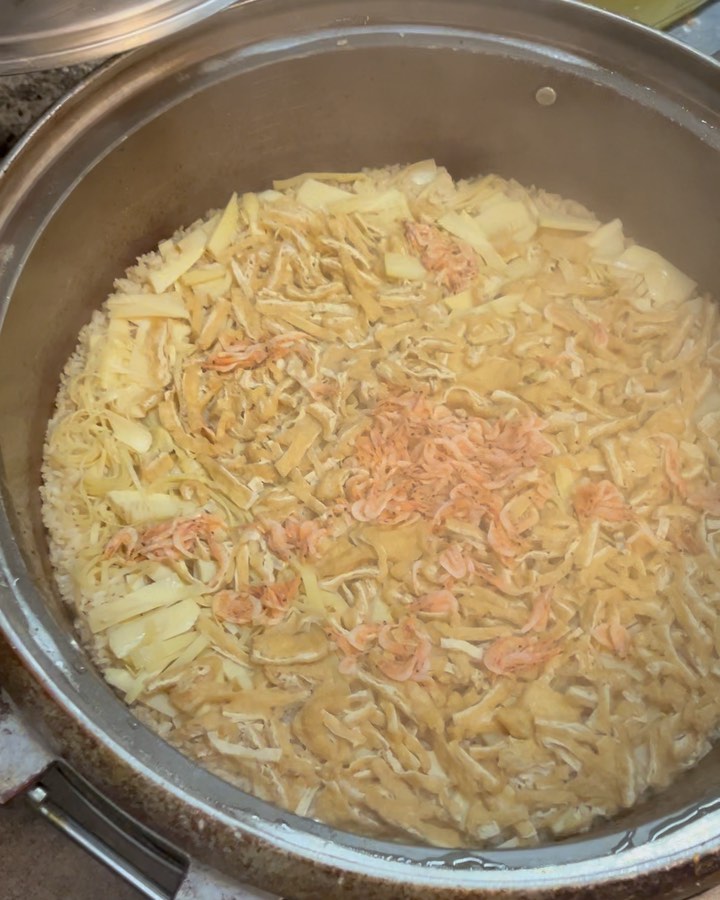 おはようございます
栃木県佐野市　道の駅どまんなかたぬまが運営する本格中国料理CHINESE DINING 花と華です︎

農産物直売所　朝採り館
花と華お弁当売り場にて　たけのこご飯が好評販売中です

春といえば『たけのこ』
今年も美味しいたけのこを求めて、 に行ってきましたっ️
香りと旨味が凝縮された掘り立てのたけのこと、今が旬の桜えびをたっぷり使用し、素材の味を楽しめる贅沢な一品になってます️

期間限定の販売なので、是非お早めにご賞味ください

皆様のご来店お待ち致しております