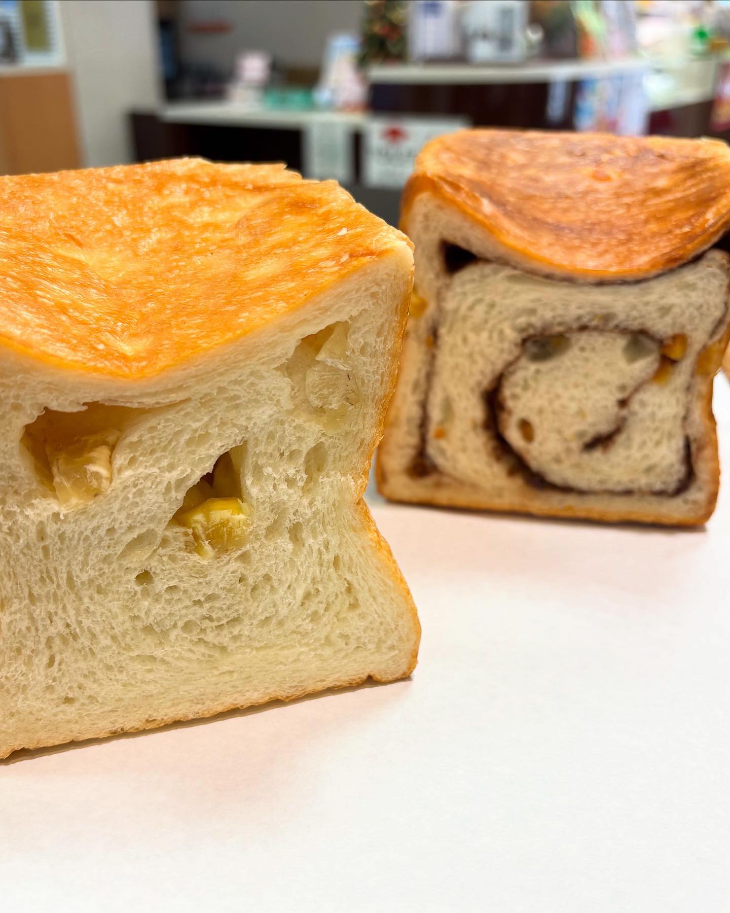 こんにちは！うまい食パンです！

本日の日替わり食パンは
笠間の栗食パン
ショコラオランジュ  です！
(１枚目手前が笠間の栗、奥がショコラオランジュ)
※写真のものはハーフサイズになります

本日おすすめの小物パンは
森のリンゴ です！
狙いうちの生地に巻き込まれたりんごが
ジュワッと口の中いっぱいに広がる味わい深い一品です！

皆様のご来店を心よりお待ちしております