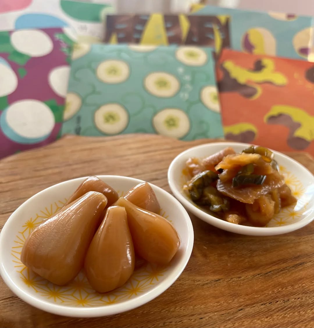 ◯


塩漬けにした野菜を
日光の天然湧水「日光のけっこう水」で塩抜きし
ワインやはちみつを加えた独自のたまり醤油に
漬け込んだものです。

手をかけ時間をかけ、出来た【けっこう漬け】は、
栄養満点
白ご飯との相性バツグン！

パッケージも可愛くて
にもピッタリです