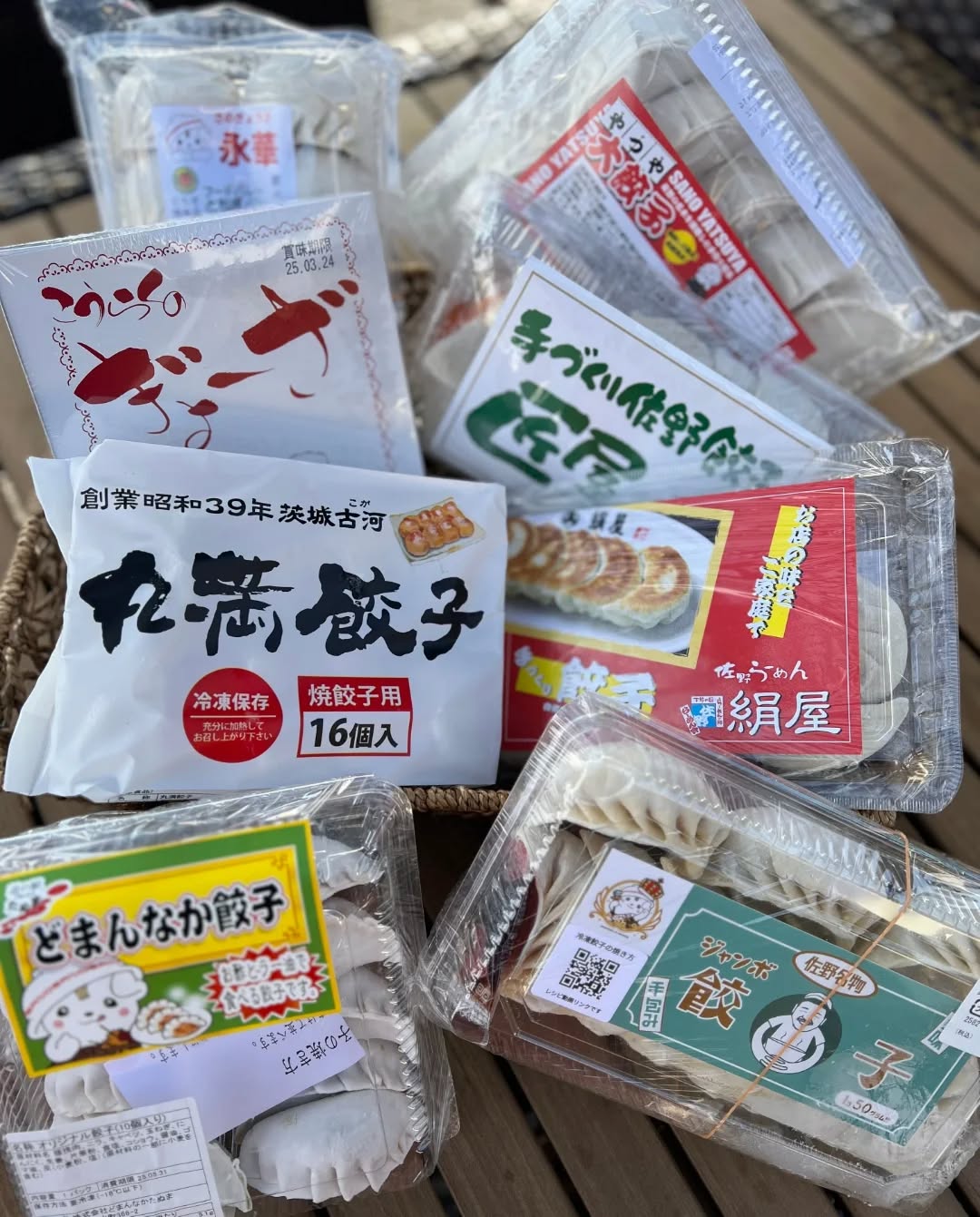 ◯
今日は寒いですね
そんな寒い日に、熱々の餃子はいかがですか？

朝採り館の
餃子ラインナップです！

永華　　　　　やつや
こうらく　　　匠屋
丸萬　　　　　絹屋
花と華　　　　ヌードルキッチン　ヤキュウ

お店によってこだわりが違うので、
食べ比べをしてみても良いかも️

#道の駅どまんなかたぬま　