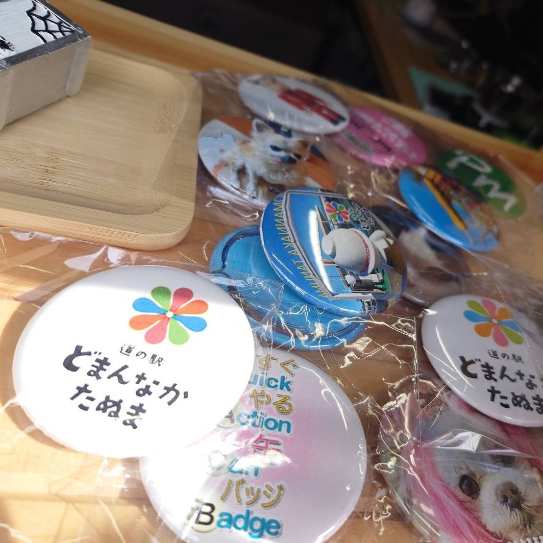 スマホの写真から5分で缶バッチが作れます

 3連休【2/22(土)～2/24(月)】にてオリジナルバッチをその場で制作できるワークショップカーが足湯前に出店しております！

お気に入りの写真をその場でバッチに出来るのはとても楽しそう！
是非ご体験下さいませ