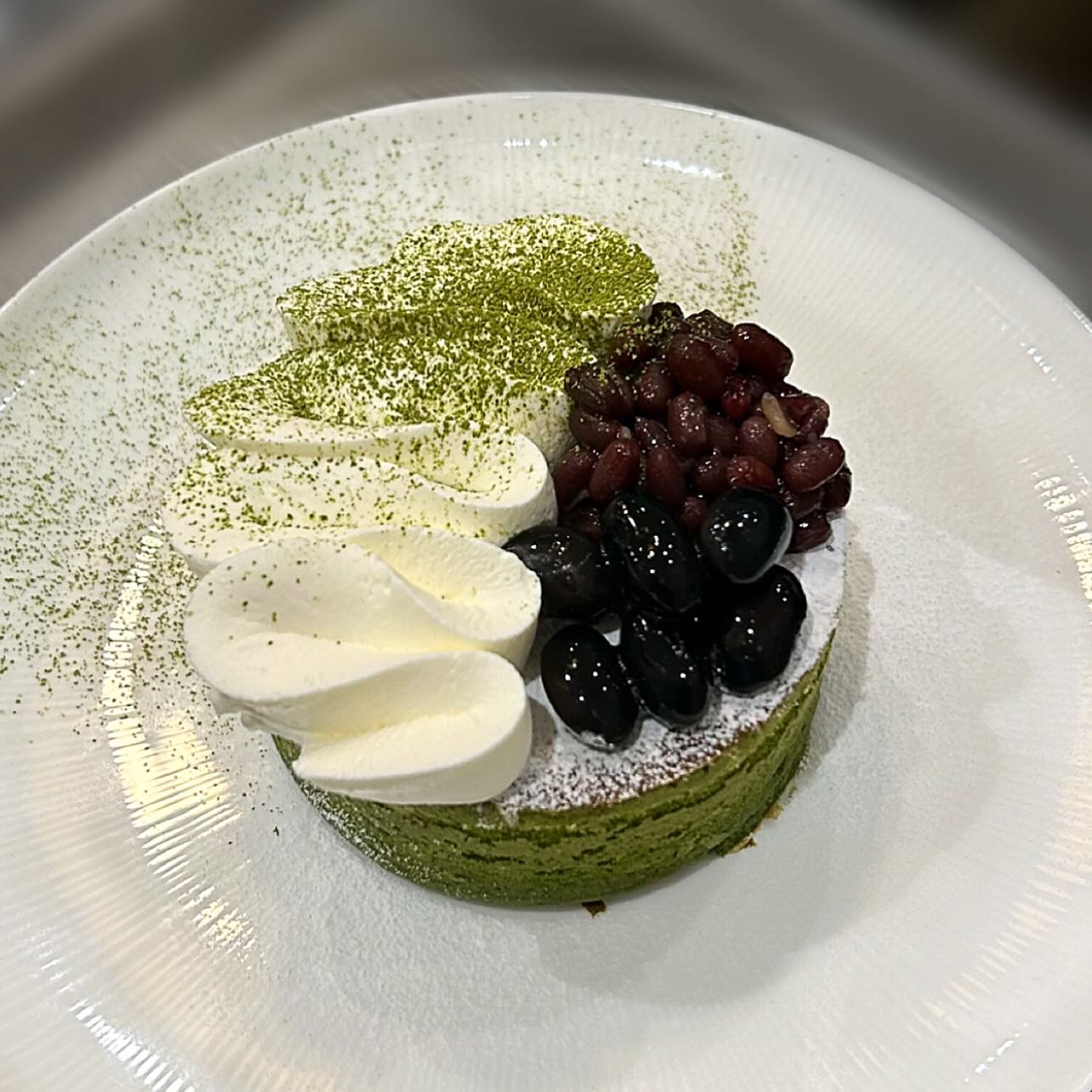 こんにちは です
【宇治抹茶と小豆のパンケーキ】は
抹茶のほろ苦さ・うまみ・甘みを
しっかりと味わえます🫘
高級宇治抹茶を生地に練り込み
ふんわりと香り豊かに焼き上げます🥞
自家製の黒豆・小豆・生クリームの
バランスも最高です
別添えの抹茶ソースをかけて
お召し上がりください🍽️
※パンケーキ焼き上がりまでにお時間が
20分以上かかります
皆様のご来店お待ちしております🫶