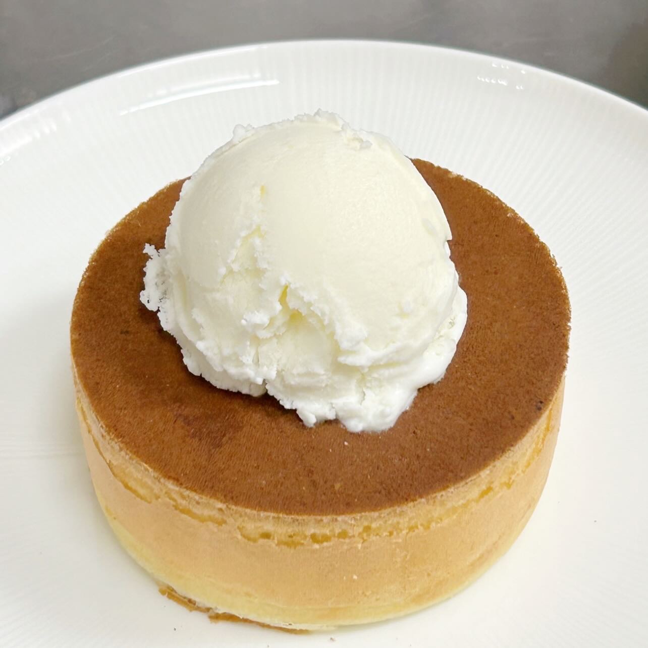 こんにちは です 

季節を問わず大人気のアイス

雪ノ下では【アイスクリームと蜂蜜】が
大人気です︎
焼き立ての厚焼きパンケーキに
自家製アイスをのせて…️
温&冷は最高の組み合わせです

小池養蜂園のみかん蜂蜜と苺ソースをかけて
お召し上がりください🍽️

※パンケーキ焼き上がりまでに20分以上
お時間がかかります
※テイクアウト承ります

是非🫶