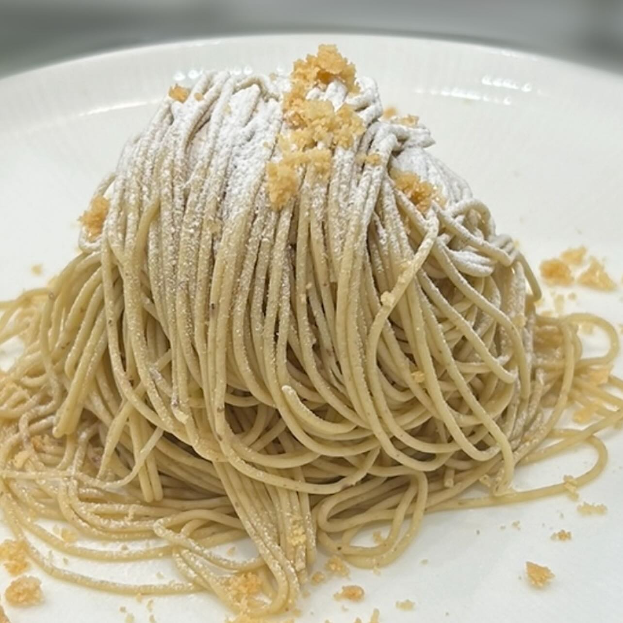 こんにちは です 

気温が低く空気が乾燥していますね️
カフェでゆったりしませんか️

雪ノ下では笠間の栗の生搾りモンブラン
販売継続中です♪

笠間の濃厚で香り豊かな栗を滑らかな
モンブランクリームに仕上げた1品です
ラム酒の甘い芳香が魅力的🥃

ご注文頂いてから生搾りいたします
テイクアウトも承ります🥡

是非🫶