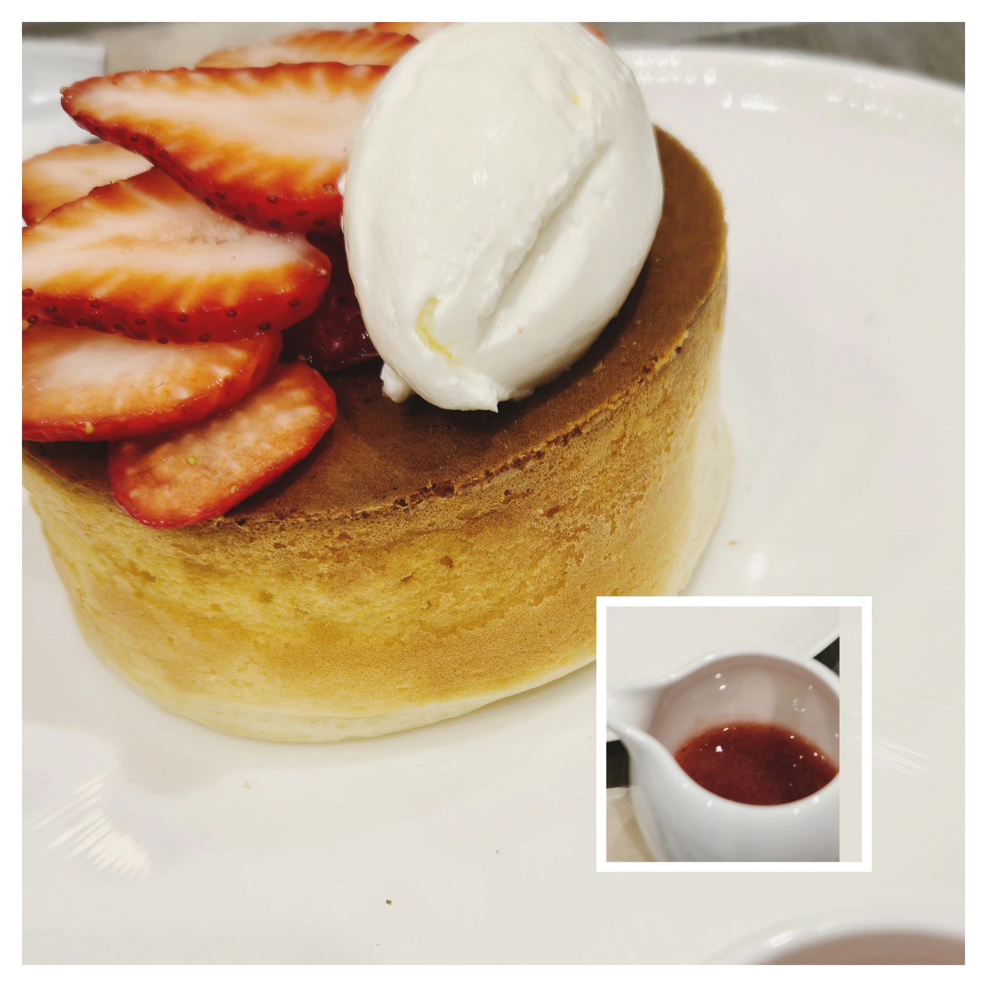 こんにちは
です！ 

いちごのパンケーキを
より美味しく召し上がっていただくために
甘さの中に少しの酸味がある
苺ソースをお付けしてます。 

季節のパンケーキを
ぜひお楽しみください！