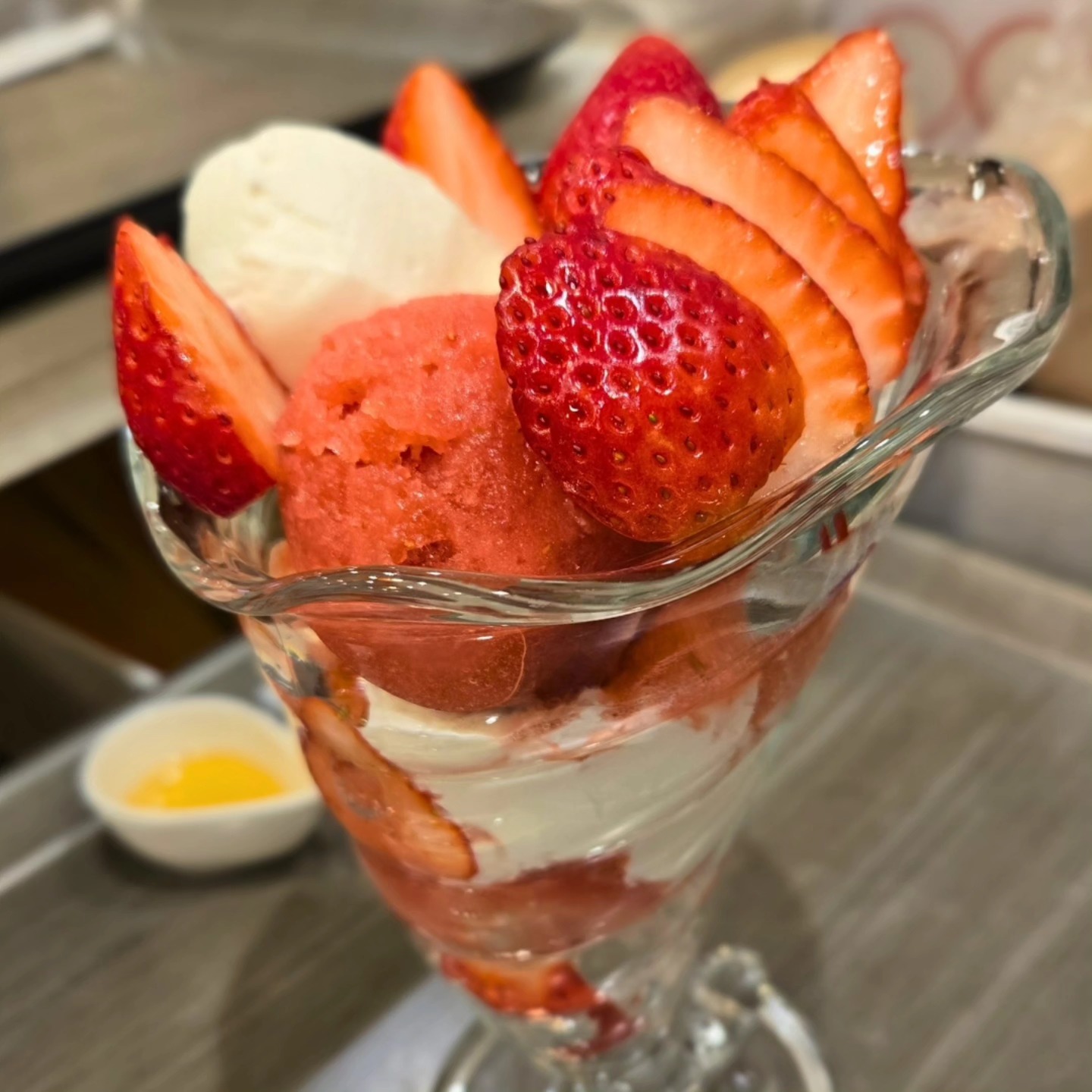 こんにちは
です！ 

いちごパフェは
栃木県産苺の他に、苺氷、ゼリー2種、シャンティクリーム、苺ソースが入ってます 

鮮やかな赤色と白色のパフェです。
ぜひ