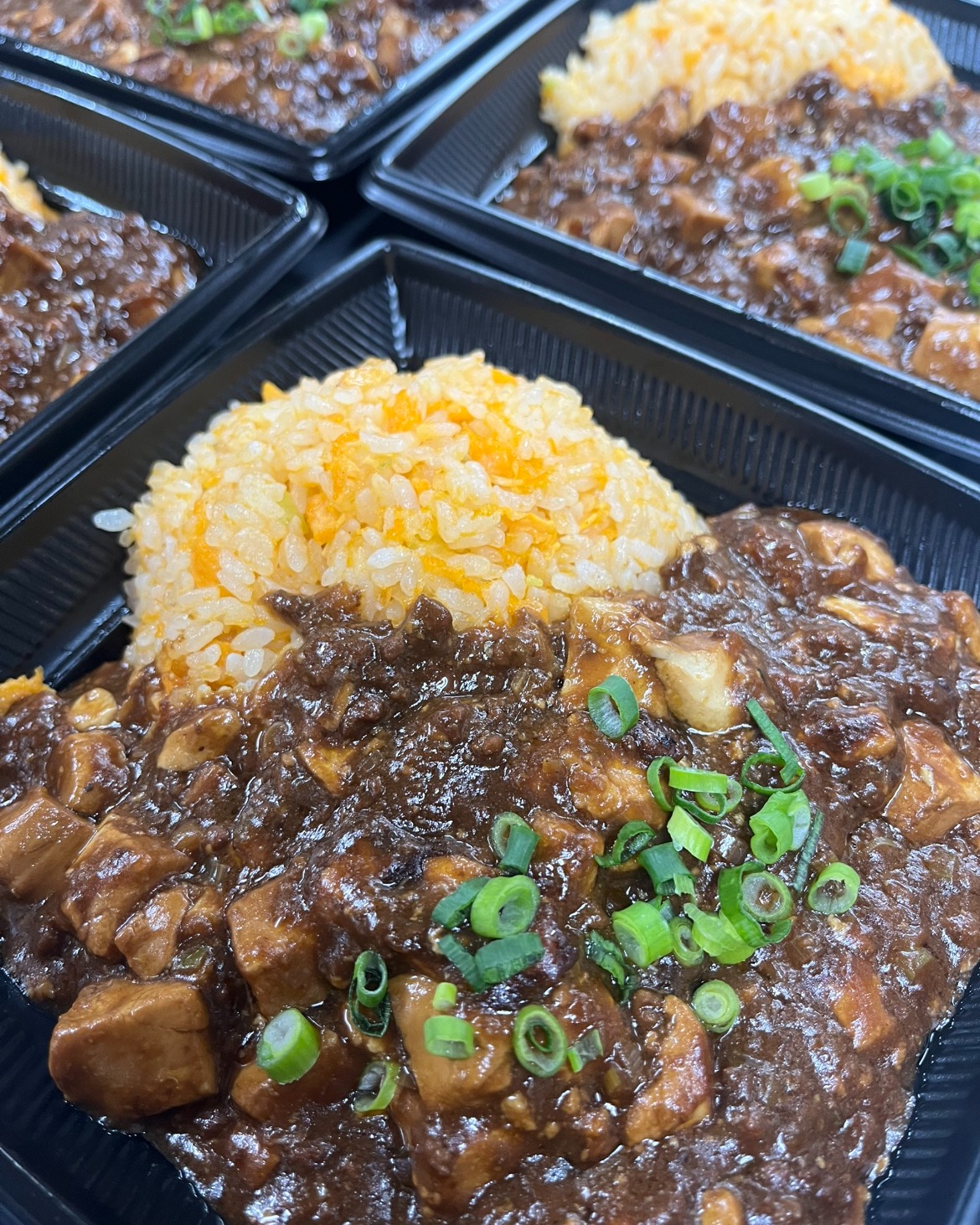 本格中華レストラン　花と華です︎

本日ご紹介するのは人気商品︎
『カレー麻婆チャーハン弁当』です︎

花と華大人気の麻婆豆腐にカレーを合わせました︎
他では味わえないオリジナル商品になってます
この組み合わせ、実はとても美味しいです︎さらにチャーハンとの相性も抜群︎やみつき必須です
是非ご賞味ください