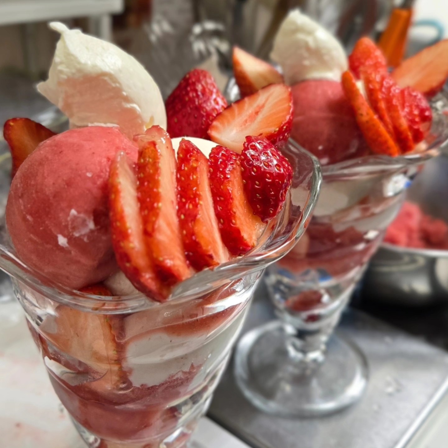 こんにちは
です！ 

今日も元気に営業しております
大人気のいちごパフェ
パフェグラスの真ん中あたりにも底にも
苺が入っていてお楽しみ感があります 

昨日からまた寒くなりましたね。
どうぞ体調に気をつけてお過ごしください