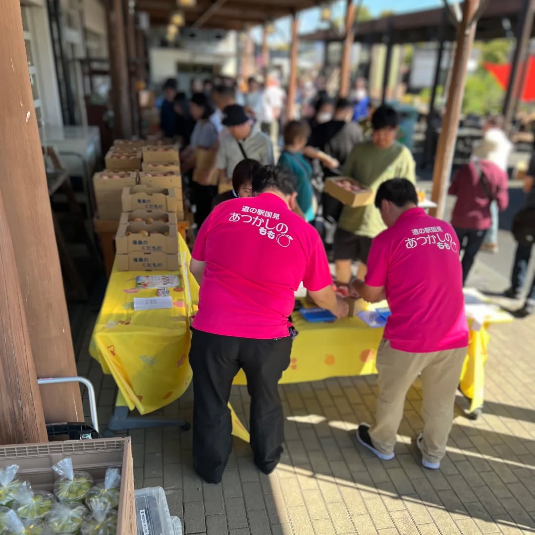 ◯
福島県　 さんの
【桃とぶどうの即売会】開催中です

朝から大盛況！
なくなり次第終了となります。
新鮮で美味しいフルーツを
この機会に是非、お買い求めください️




# #