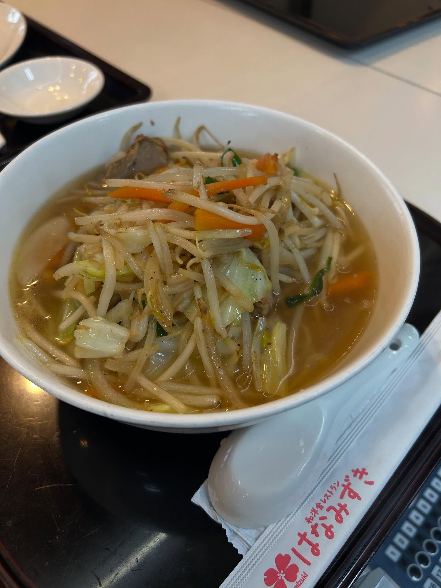 こんにちは
のはなみずきです！
本日は、はなみずきより
【肉野菜ラーメン】のご紹介です♪
ラーメンに辿りつくには、
ボリュームたっぷりな野菜炒めがのせてあります！
ガッツリ食べたい方は、是非どうぞ！
数量限定の為、お早めにお越し下さい♪