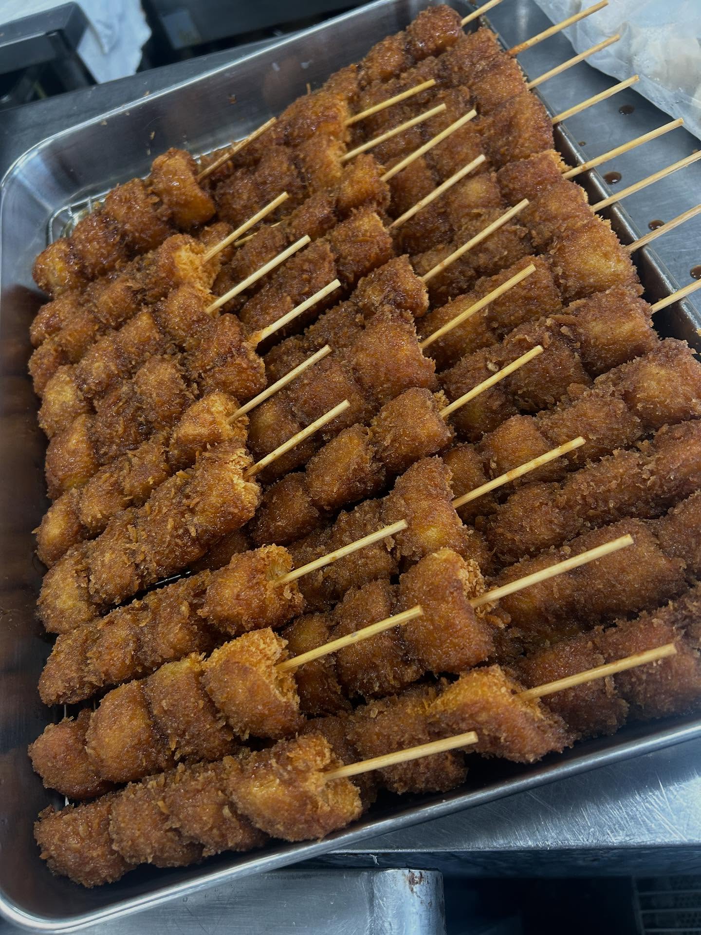 こんにちは
 のはなみずきより
 のご紹介！
毎日手作りで、作っております
たった1本でも、工程は沢山あります
丹精を込めて作っております
フルーツソースに絡むてあり、
より美味しくなっております
是非、どうぞ♪