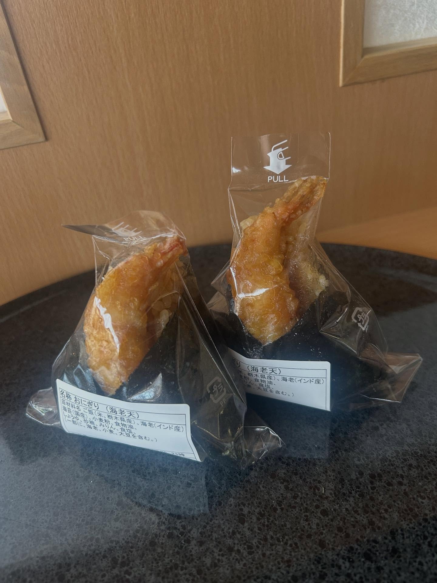 こんにちは
 のはなみずきより
【海老天むす】のご紹介です
醤油ベースのご飯に、プリプリの海老
ボリューム満点！
数量限定ですので、お早めに♪