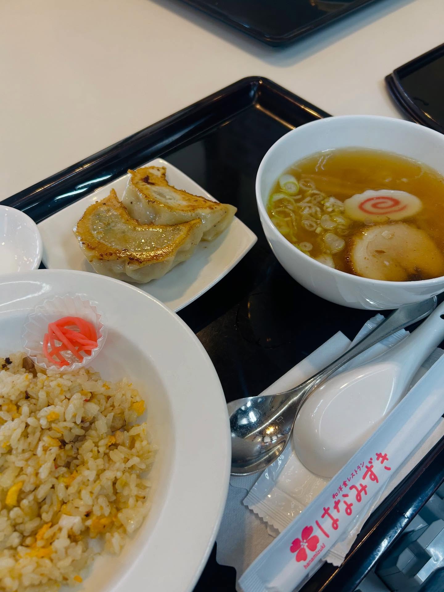 こんにちは
日中は、暑い日が続いていますね！
まだまだ、栄養をつけたい時
はなみずきの【小餃子焼きめしセット】
は、如何ですか！
餃子🥟とラーメンと焼きめし
と、贅沢なセットメニューです。
ラーメンは、小ラーメンですが、
プラス150円で、大盛りに出来ます！
（小ラーメンの大盛りは、並のラーメンです）
是非、どうぞ♪