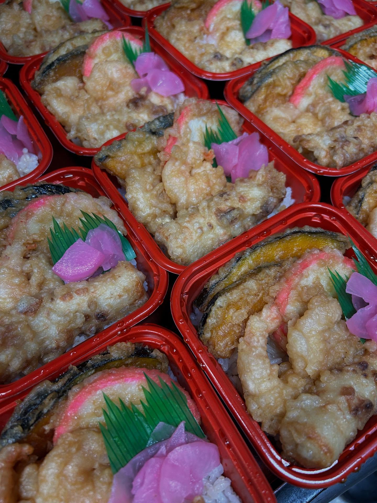 おはようございます
3連休も最終日！
の
はなみずきよりお弁当のご紹介！
【 】のご案内です。
小さいお弁当箱に、
かぼちゃ、かまぼこ、ちくわ、
小エビ2ヶと小さくても玉手箱や〜
是非、どうぞ♪