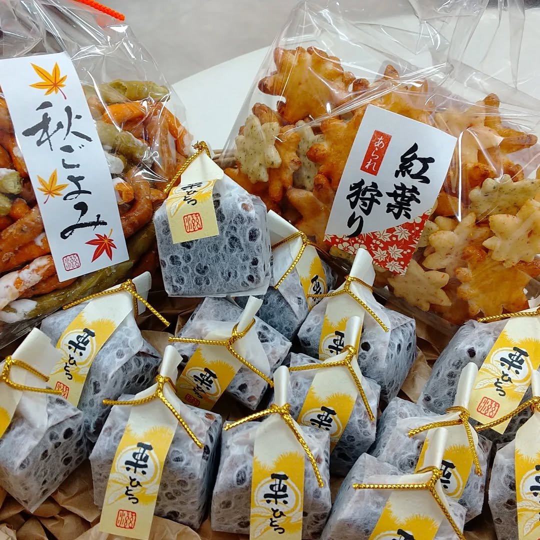 秋の新商品です

️もみじを型どったお煎餅
️カラフルなカリント
️栗の和菓子
️お月見クッキー

こちらは彩り館と朝採り館で展開しております。
是非、こちらのお菓子を食べて秋を感じて下さい