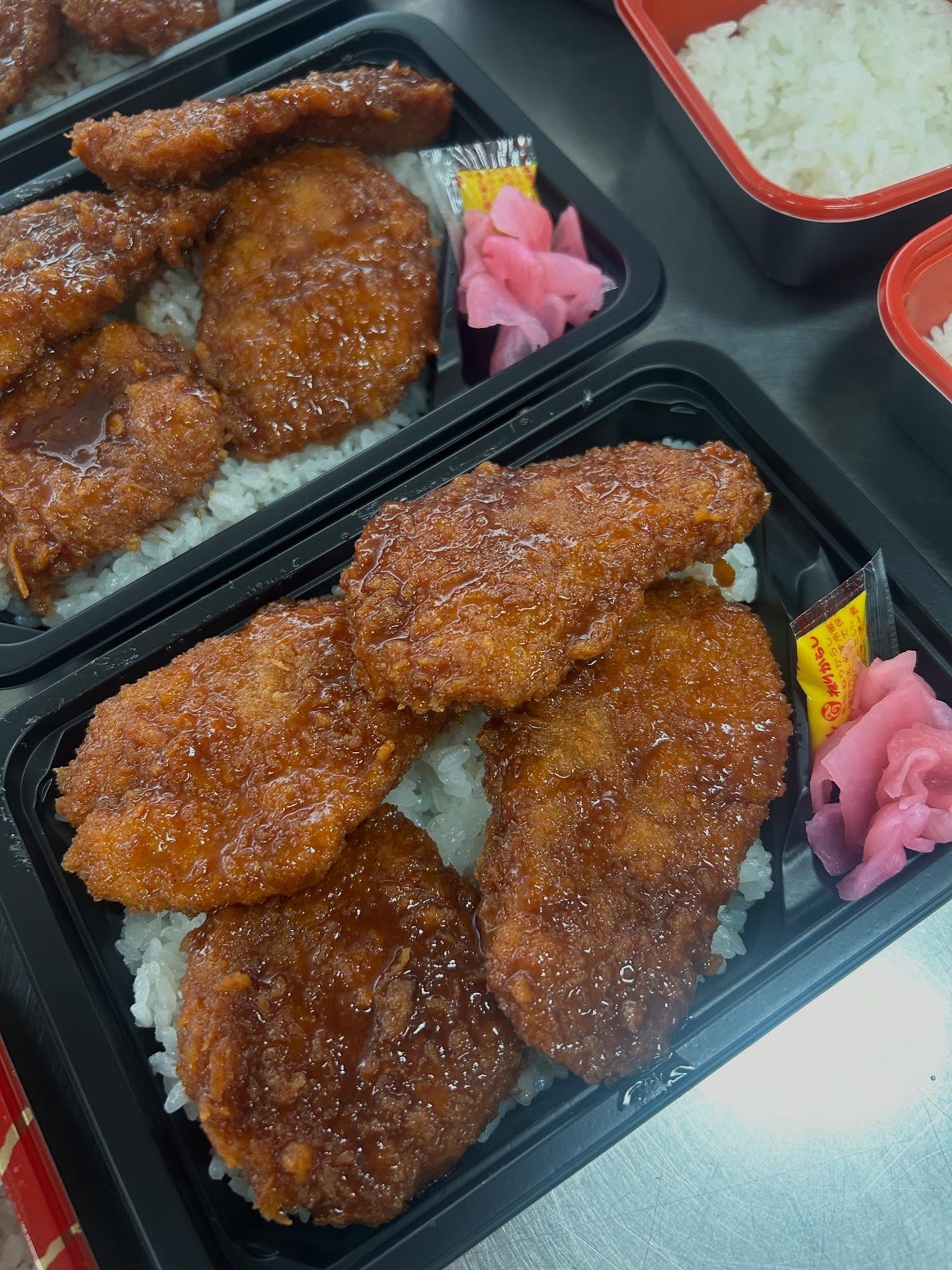 こんにちは
#どまんなかたぬま　はなみずきより
お弁当のご紹介
本日は、【ソースヒレカツ丼】
ヒレカツが4枚のせてあり、
フルーツソースとの
相性バッチリ
是非、お昼にでも、お夕飯にでも
どうぞ♪