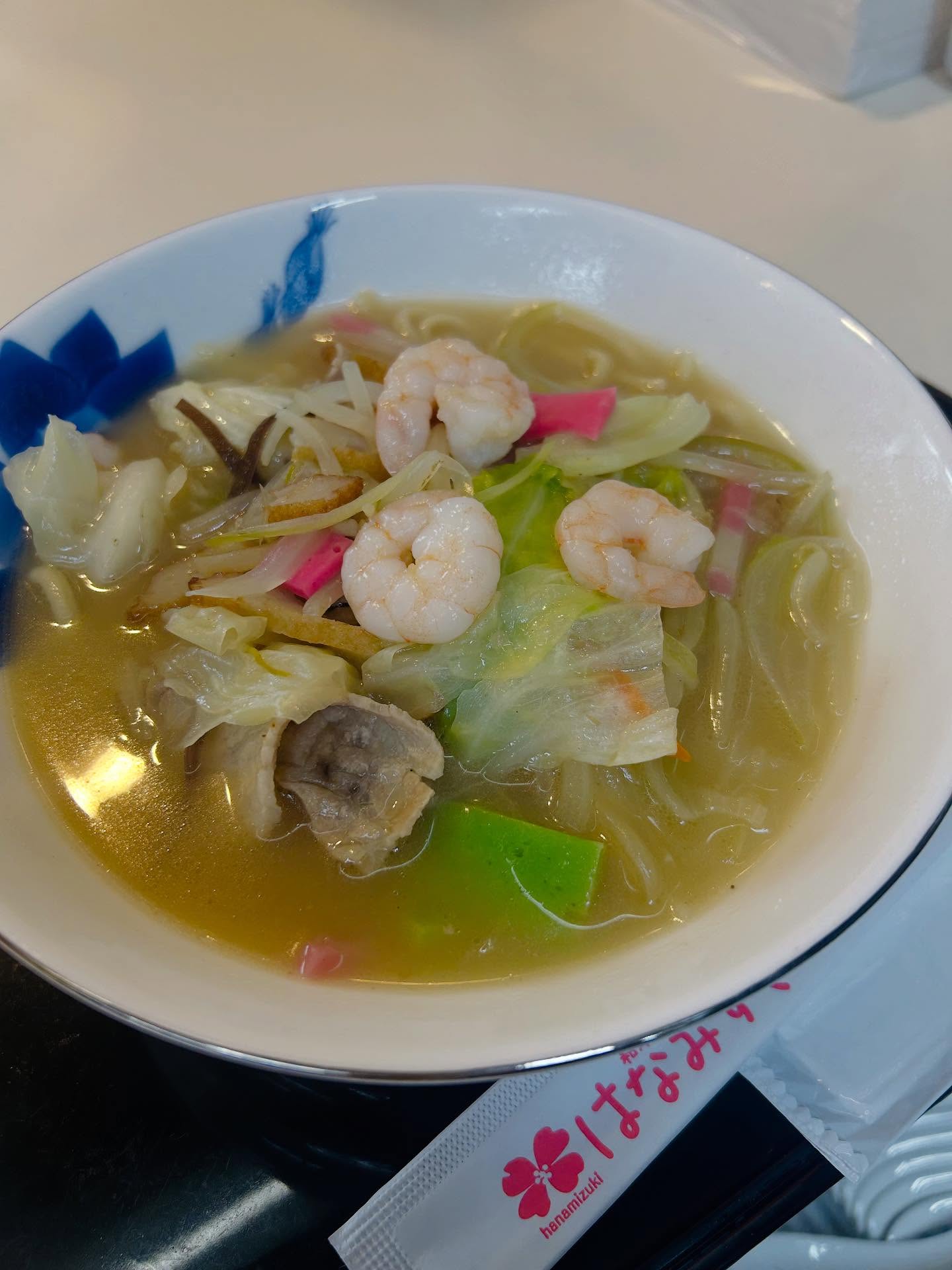 こんにちは
 はなみずきより
九州フェア協賛といたしまして、
アジフライ定食とちゃんぽんを
提供しております。
本日は、【 】のご紹介♪
とんこつスープに太麺
具だくそんの野菜が盛りだくさん！
1日15食限定ですので、
お早目にお越し下さいね♪