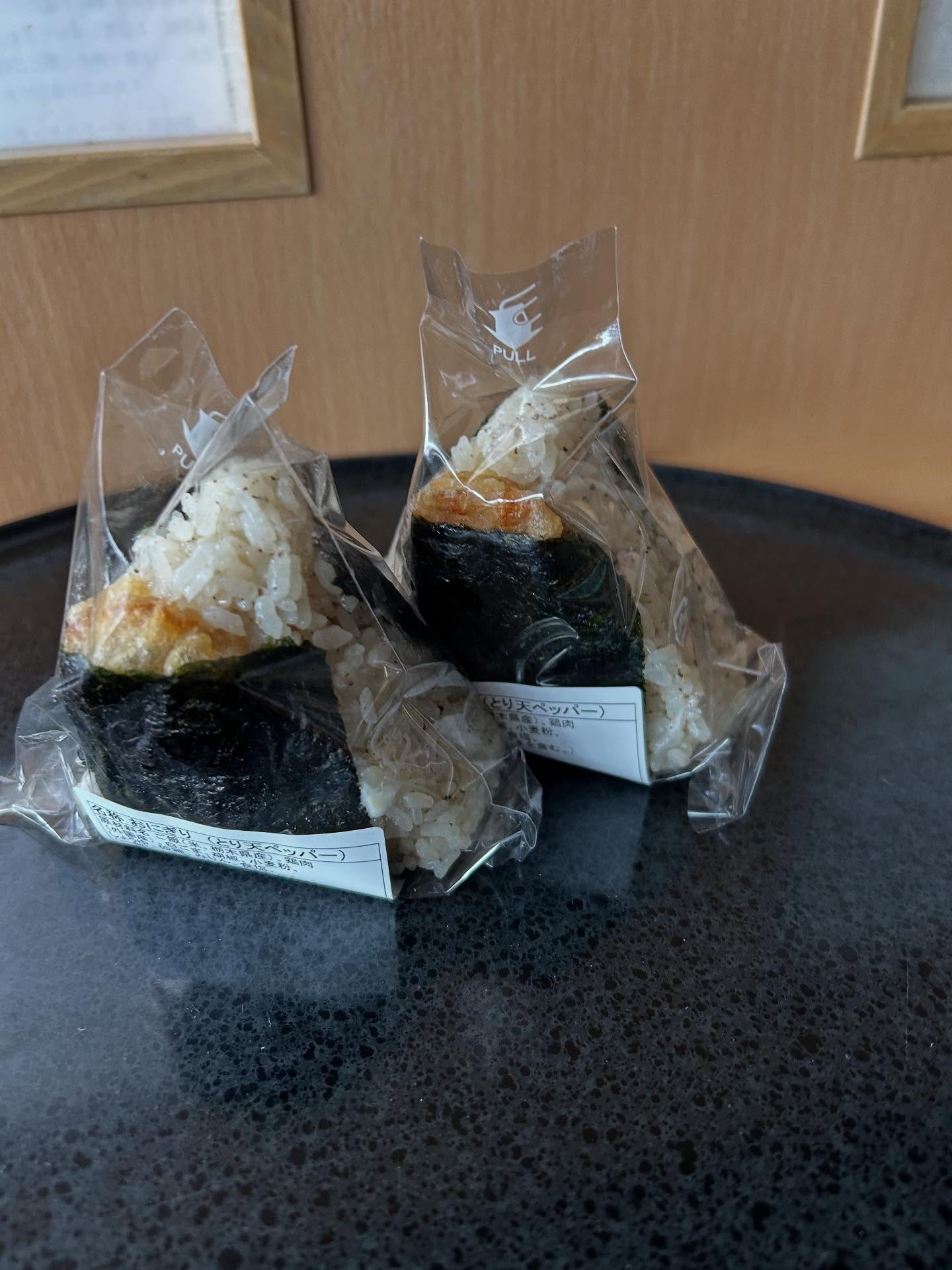 こんにちは
本日から、九州フェアが始まりました♪
 はなみずきから
おにぎりのご紹介です。
【とり天ペッパーおにぎり】
粗挽きコショウと醤油を混ぜたご飯に、
とり天にマヨネーズを和えた
おにぎりになっております。
１度食べたら、やみつきになりますよ♪
数量限定ですので、お早めにどうぞ！