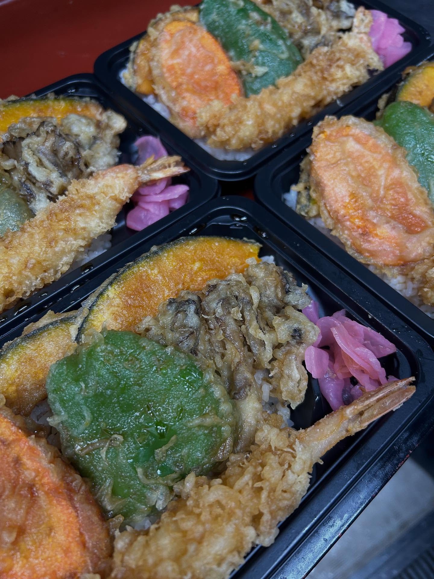こんにちは
「連休中のご飯どうしよう？」と、
考えてませんか？
そんな時は、  はなみずきのお弁当はいかがでしょう？
本日は、【天重】のご紹介！
海老、舞茸、カボチャ、ピーマン、
人参、贅沢な天重！
やはり、茶色い物は、美味しい！
是非、どうぞ♪