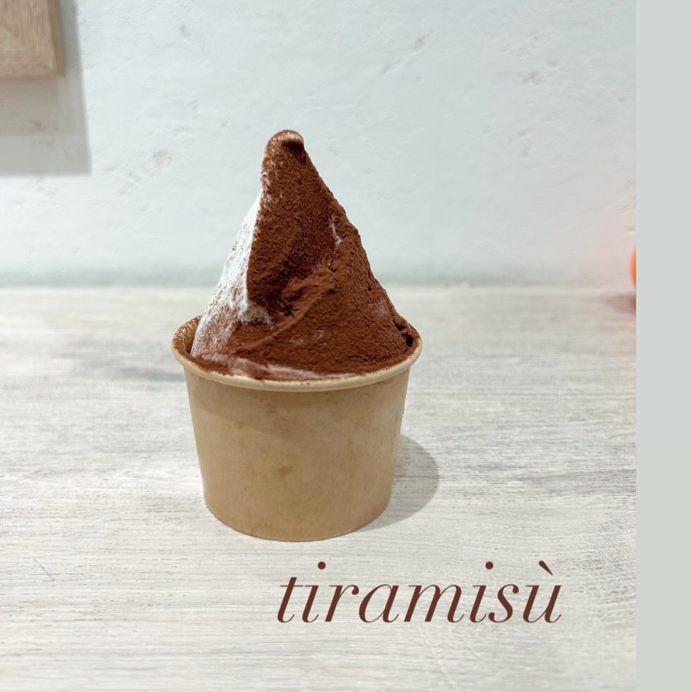 ジェラート倶楽部から
こんにちは
明日から
「 北海道物産展 」
始まります♬
久々の登場〜〜
♪───O(≧∇≦)O────♪
「 ティラミス 」ジェラート
北海道産マスカルポーネの
ジェラートと
米粉と寿宝卵のジェノワーズに
エチオピア・ゲイシャ
でお作りした
エスプレッソ液を
たっぷりと染み込ませた
ザ・ティラミス
‥ティラミスのジェラートは
毎回大人気🥰
毎日 数量限定販売なので
売り切れごめんなさい♀️です。
さらにバージョンアップした
ティラミスジェラートを
お楽しみください・:*+.(( °ω° ))/.:+
本日は定休日m(_ _)m
明日 皆様のお越しを
お待ちしております🥰