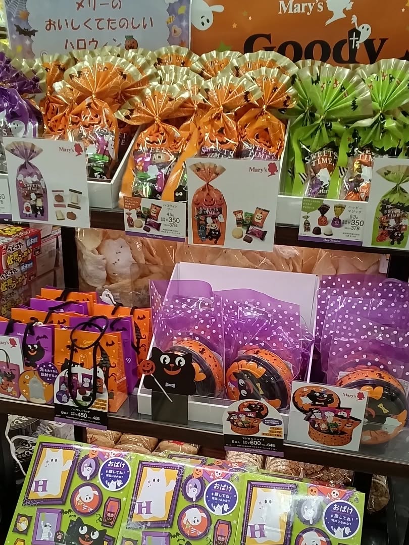 こんにちは

もうすぐハロウィン
準備はできてますか？？？

お子様に。
お孫さんに。
ぜひ、ハロウィンのお菓子を
喜んでくれること、間違いなし️

#栃木県　 #佐野市　 #みちのえき　 
#ハロウィン　 #お菓子　 #おばけ　 #チョコレート　
#クッキー　