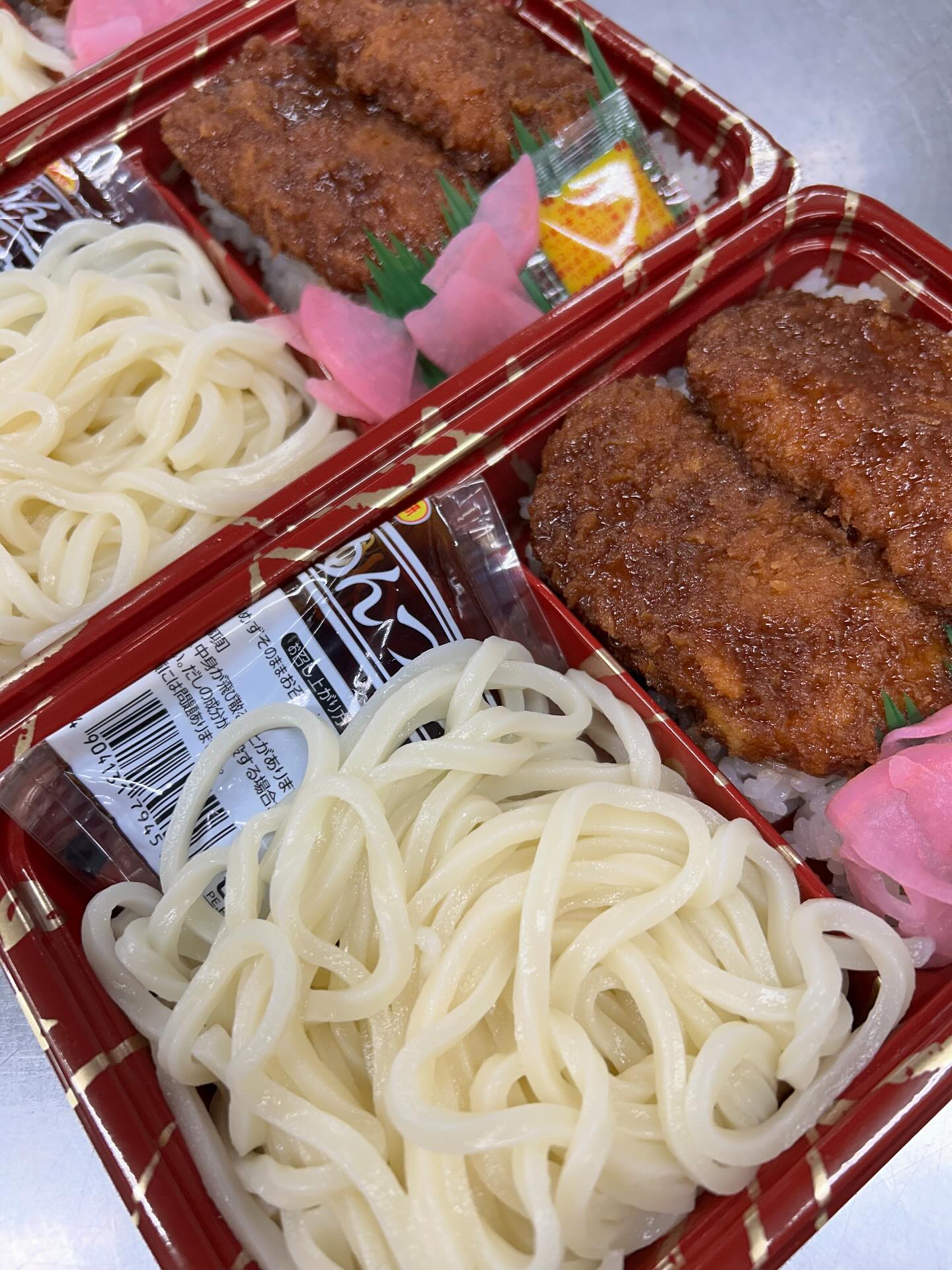 こんにちは
 のはなみずきです。
今年最後の3連休！
天気️も良く、如何お過ごしでしょうか？
はなみずきでは、お弁当を沢山揃えて
おります♪
本日は、【ヒレカツとうどん】のご紹介！
ご飯にうどんにヒレカツと贅沢な弁当です！
是非、お昼ご飯やお出かけの際にどうぞ♪