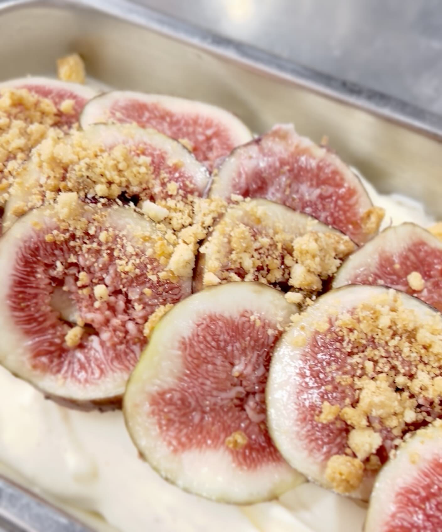 ジェラート倶楽部から
こんにちは️
只今
「 無花果のチーズケーキ 」
ジェラート 出来上がりました
本日は
「 桝井ドーフィン 」
幻の黒いちじく
「 ビオレ・ソリエス 」
でお作りしました。🥰
ビオレちゃんは 寝かせて
真っ赤に甘〜くなって
皆さまに♬
今週末最後の
坂原いちじく農園さんの
無花果のジェラート
数量限定なので
お早目にどうぞ〜・:*+.(( °ω° ))/.:+
本日もジェラート日和
皆さまのお越しを
元気にお待ちしております