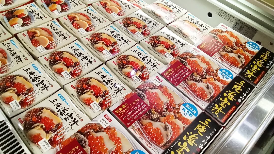 本日から始まりました！！🥳
冬の ️
初日から大好評いただいております

海の宝石の盛り合わせ をはじめとした
三陸の海の幸の他、 やゆべし、
南部せんべいなどのお菓子も盛りだくさん🤩
そしてもちろん、岩手といえば…盛岡冷麺！
盛岡温麺や海鮮ラーメンなどと一緒に
多種多様の商品を展開しております️️
また今回は、大谷翔平選手のグッズの他にも…
なんと！佐々木朗希選手のグッズもありますよ️

ご来店の際はぜひチェックしてみてください️