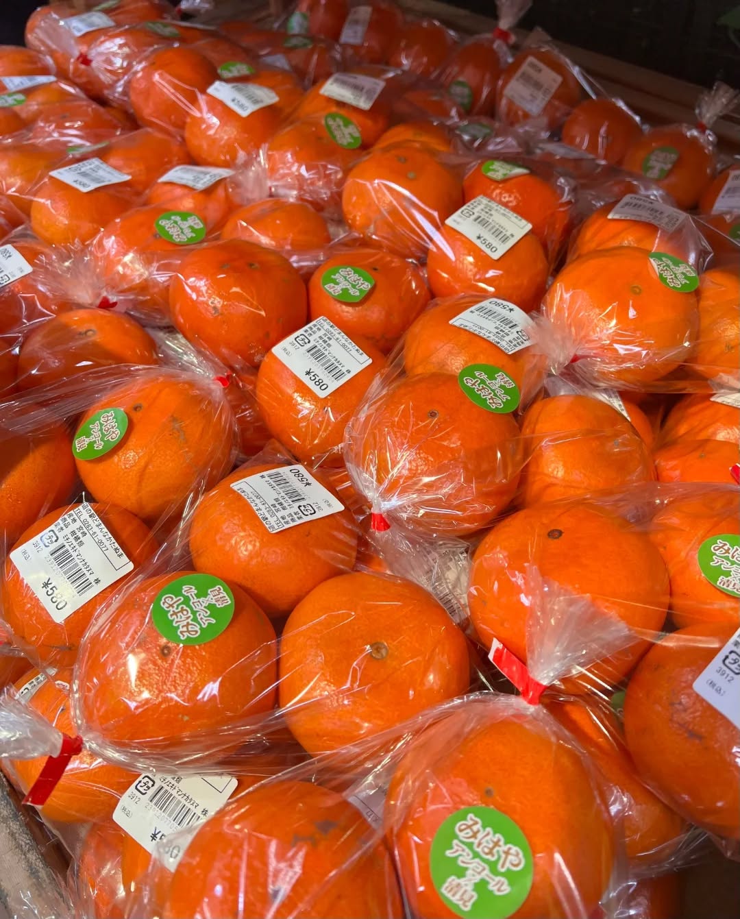 ◯
新品種【みはや】

美しい赤橙色で見た目の美しさが特徴。
酸味が少ないので、濃厚な甘さを感じられます。
薄皮が柔らかいので皮ごと食べられますが、
たまにタネがあるのでご注意を。

柑橘類の食べたくなる季節
ぜひ、新品種【みはや】をお試し下さい！