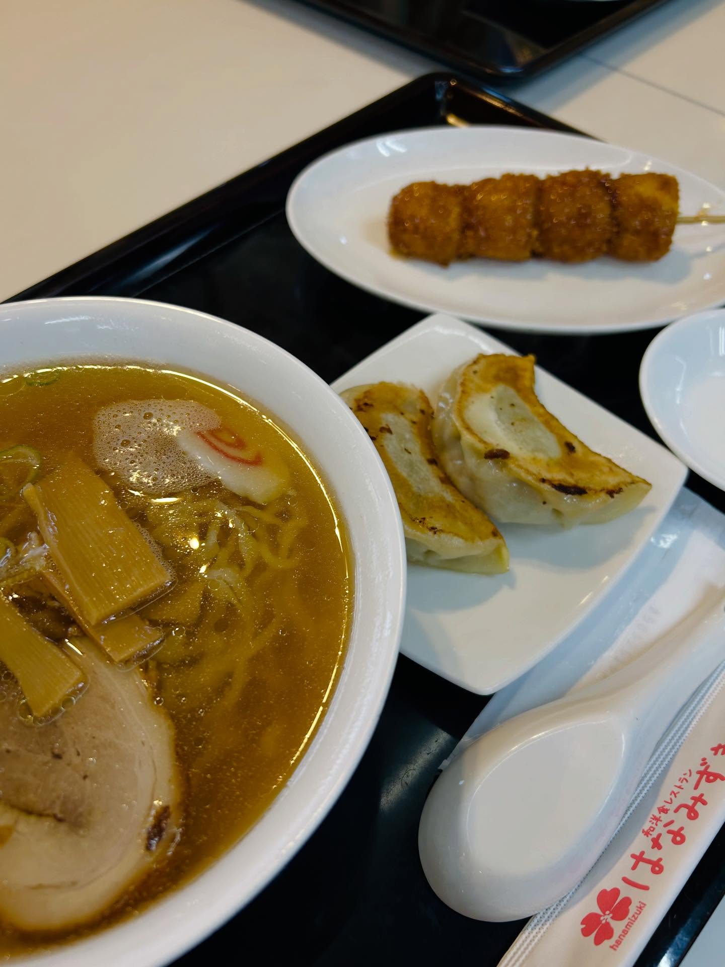 こんにちは
どまんなかたぬま　はなみずきです。
はなみずきのメニューのセットで
1番人気️【満喫セット】
佐野ラーメン、佐野餃子2個、
イモフライ1本がセットになっている
大変豪華なメニューになっております。
是非、どうぞ♪