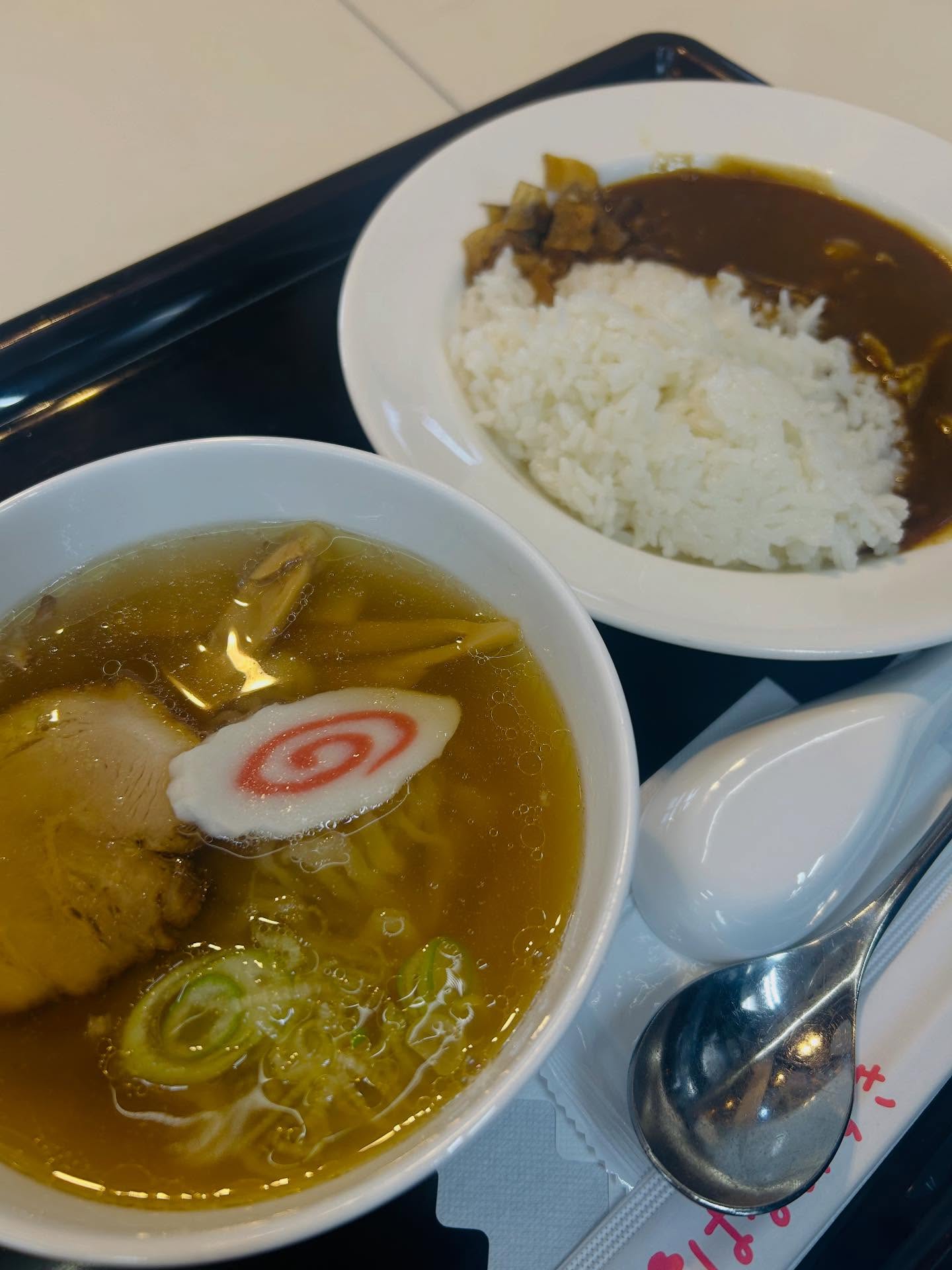 こんにちは
どまんなかたぬま　はなみずきです。
本日は、【カレーセット】のご紹介♪
小ラーメンとミニカレー
のセットです。
ボリューム感があり、女性に大人気！
※プラス150円で並盛のラーメン
に出来ます。
是非、どうぞ♪