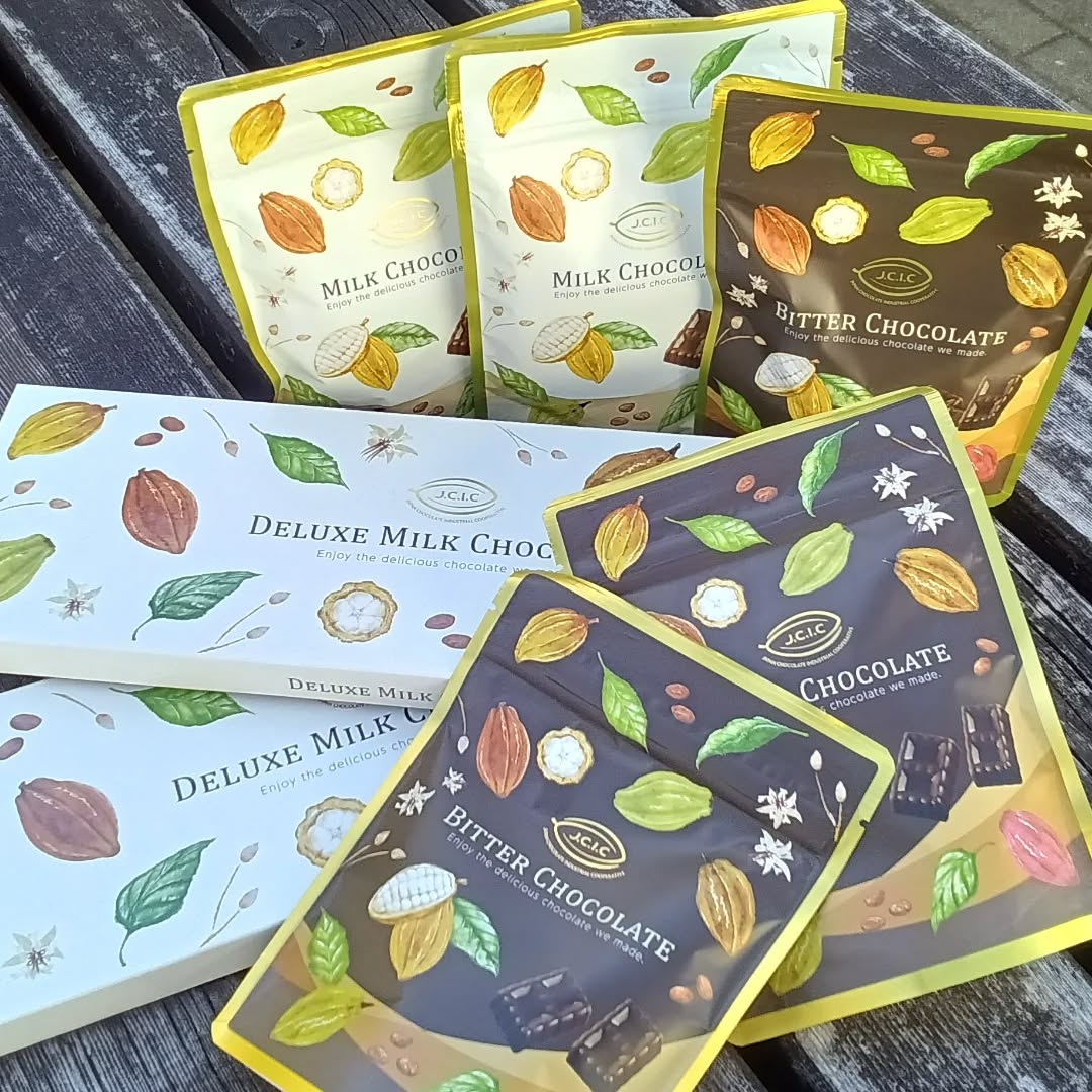 こんにちは
突然ですが。。。
美味しいチョコレート、食べたくないですか???
どまんなかたぬま「彩り館」にて、日本チョコレート工業協同組合さんの、チョコレートを販売中です️
こちらのチョコレートは、濃厚でなめらか。
一口サイズの袋入りと、食べがいのある大きな板チョコを展開中。
ミルクチョコレートは、まろやかでクリーミー。
ビターチョコレートは、酸味と苦味のバランスの良い大人のチョコレートです。(ビターは袋のみの販売)
数に限りがありますので、気になる方は、是非、チェックしてみて下さい
#栃木県佐野市 #みちのえきどまんなかたぬま