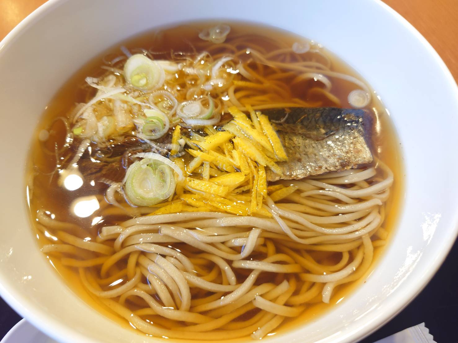 こんばんは、和洋食レストラン はなみずきです!

今日はリピート率おすすめ度共にNo1！

寒いこの季節にぴったりの「ゆず香る にしん そば」🥢をご紹介しますよ

透き通ったおだしに、甘露煮のにしんがそっと寄り添って…
このにしんが柔らかく、ほろっとほどけて、本当に“優しい甘さ”なんです！！

そしてなによりふわぁ〜っと香る柚子の香りががたまらないのです🍋

旨味、甘み、ゆずの香りにだしの深み！

全部が一つになって、「料理としてもう完成されてるなぁ」とSNS担当も大おすすめの一杯！

寒い日に、心まで温まりたい人にも是非おすすめしたい️

是非ご賞味くださいませ！