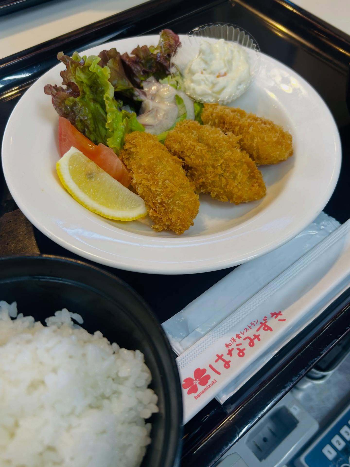 こんばんは😀
どまんなかたぬまのはなみずきです。
本日は、はなみずきの定食！
【カキフライ定食 】のご案内です！
今の時期にピッタリな定食になっております。
女性の方に大人気！
是非、どうぞ♪