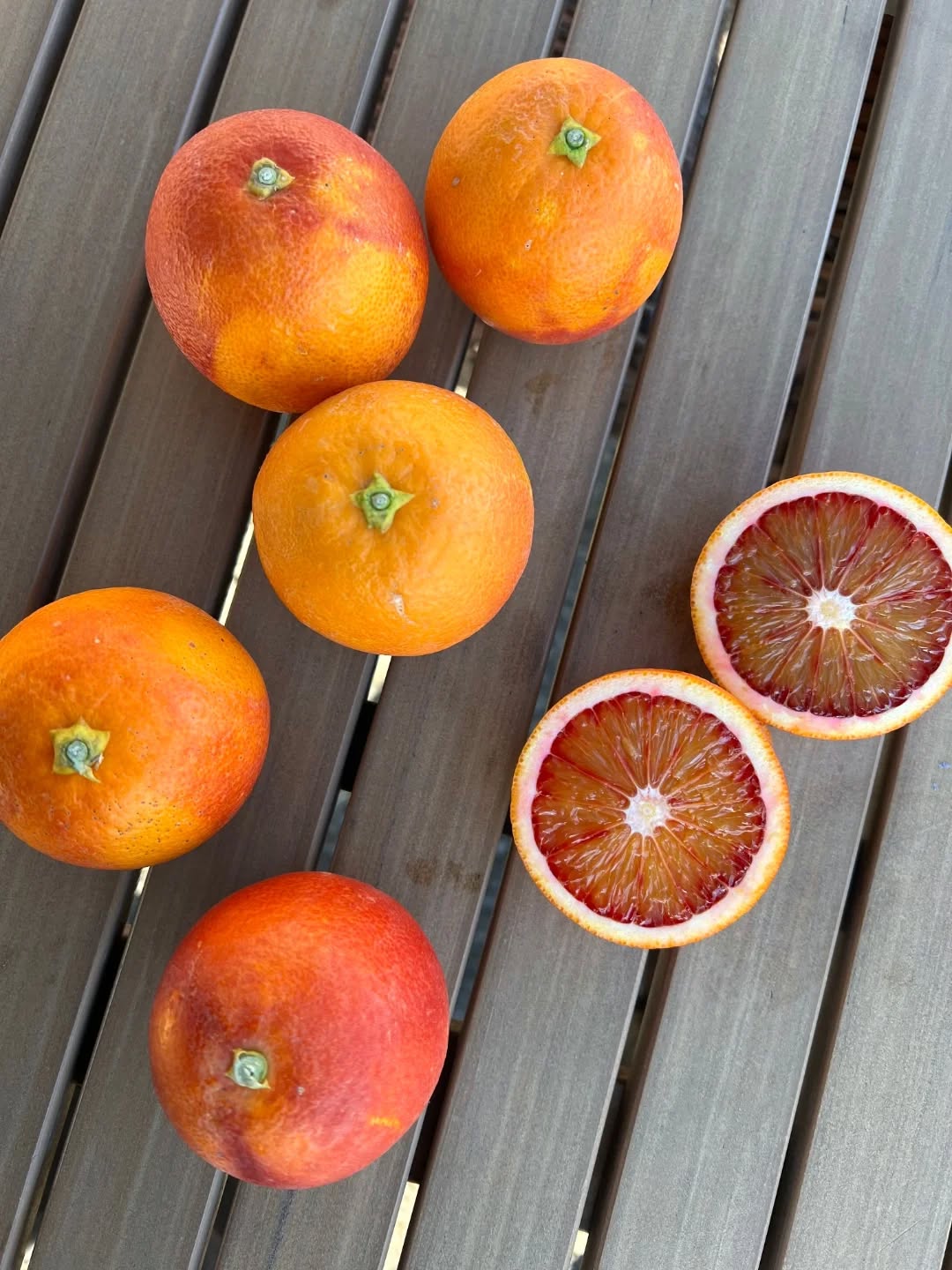 ◯
Blood Orange 
ブラッドオレンジ

愛媛県の【清家ばんかんビレッジ】さんから
届きました

『血（ブラッド）』を思わせる赤い果肉
コクのある濃厚な甘さと
スッキリとした酸味
芳醇な香り　が特徴です

少しねかせておくと
酸味の角が取れて
旨みが熟成します

ぜひお試し下さい