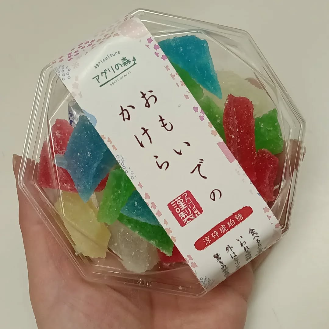 こんばんは

先日の「ヒルナンデス」TVに、どまんなかたぬまが紹介されました️
ご覧になっていただけましたか？？？

こちらは紹介された商品「おもいでのかけら」です
こちらは琥珀糖といいます。

食べると、外はシャリっとしていて、中はプルプル。
不思議な食感です
宝石の様な琥珀糖を是非、ど〜ぞ️