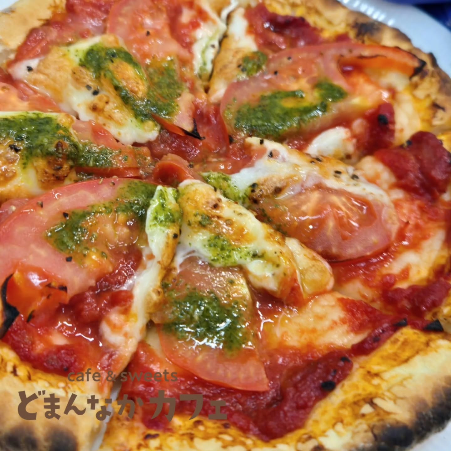 こんにちは！
です

あつあつ、チーズがとろ～りの焼き立てをご提供の手捏ね生地のピザ！
写真はマルゲリータです。
自家製トマトソースにモッツァレラチーズ、フレッシュトマトもトッピング
ドリンクとのお得なセットもあります。
ぜひご利用ください