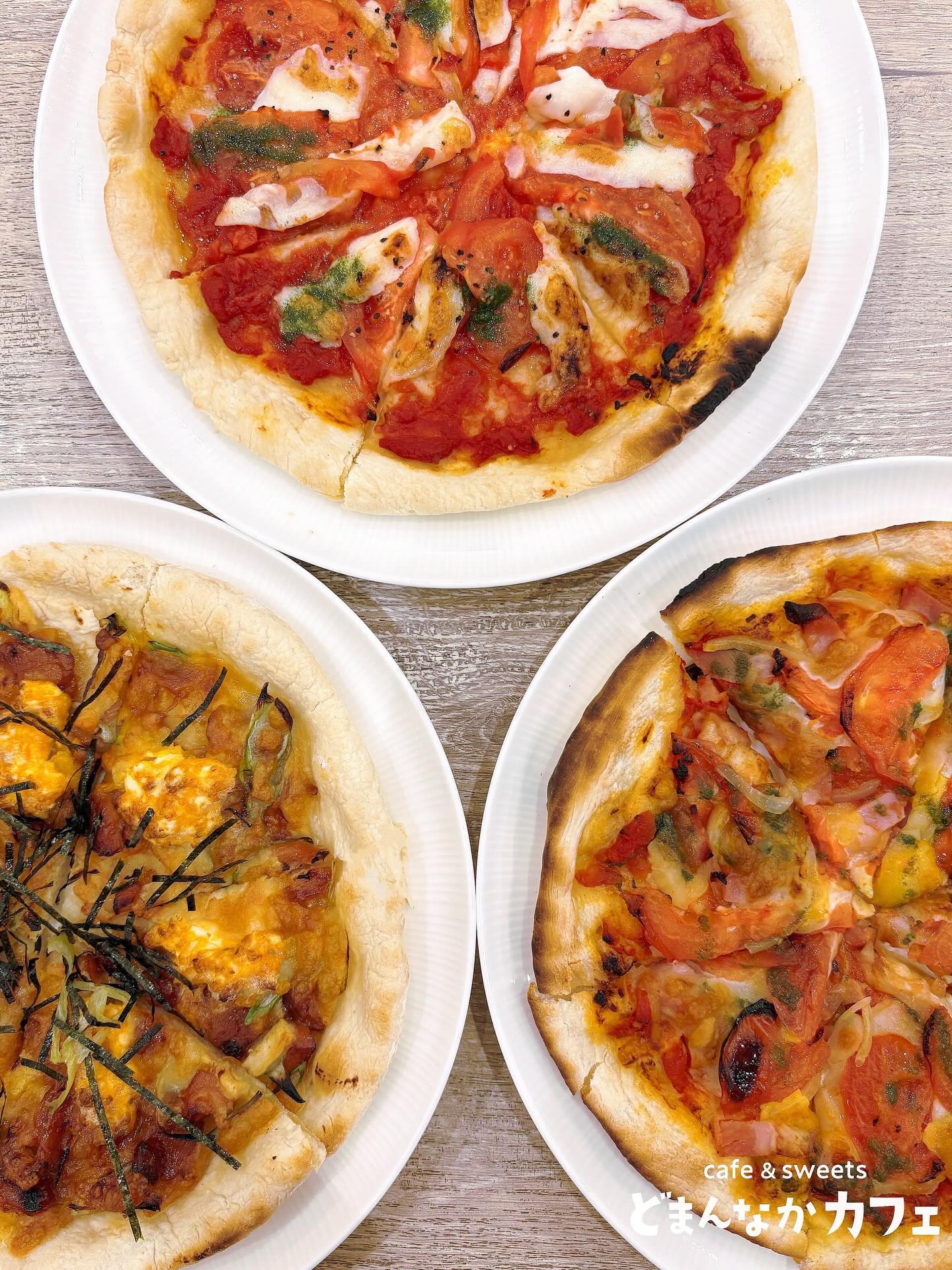 こんにちは︎ 
です️ 
いつもご利用いただきありがとうございます︎

もちもち生地の手捏ねピザいかがでしょうか？
スタッフが愛情を込めて手捏ねしています🫶

ピザメニュー
◎本日の日替わり（準備中）
◎ミックスピザ
◎マルゲリータ
（バジルソースでの提供になります）
◎照り焼きチキン

提供開始時間
12時からを予定しておりますが前後する場合も
あります
焼きたてのピザを是非ご賞味くださいませ

お飲み物とのセットもおすすめです！