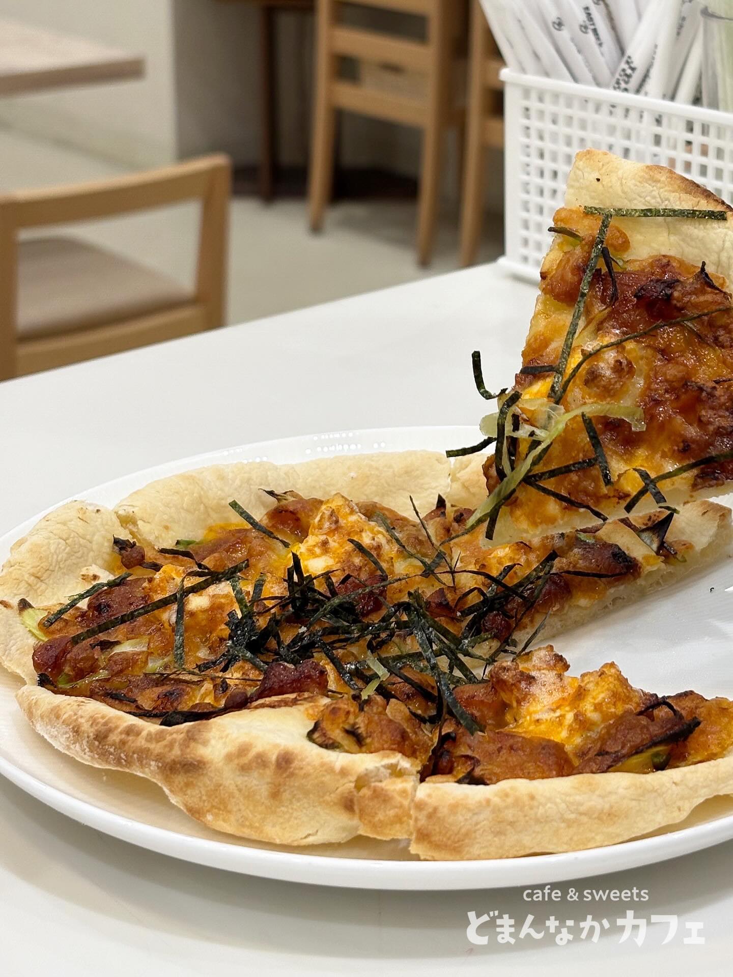 こんにちは︎ 
です️ 
いつもご利用いただきありがとうございます︎

ランチにもちもち生地の手捏ねピザ
いかがでしょうか♪

スタッフおすすめは
【照り焼きチキン】です
お子さんから大人まで楽しめる甘じょっぱさと
旨味が融合した人気のピザ です
長ネギ・自家製たまごマヨとの相性抜群️

是非🫶　