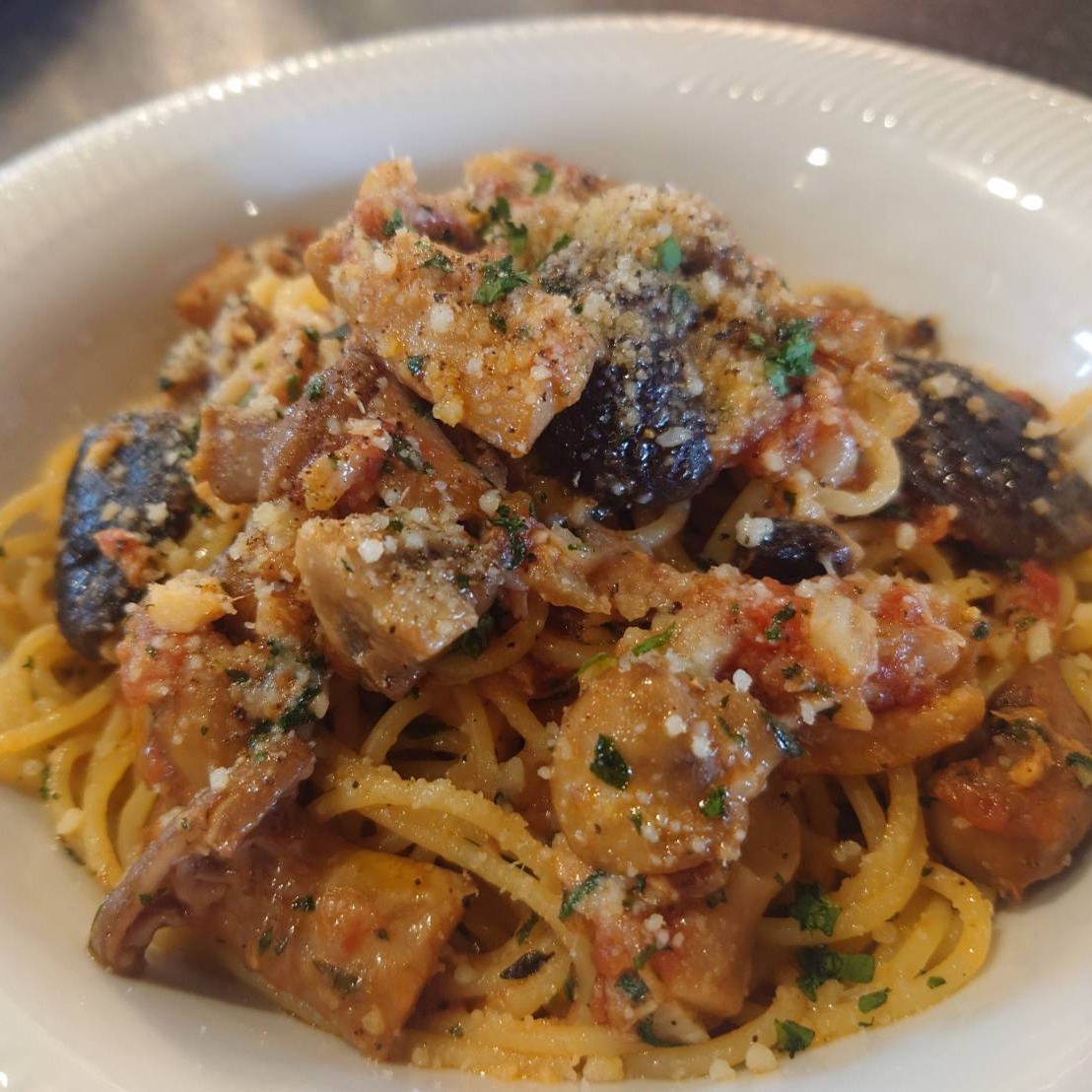 こんにちは、道のイタリアン タヌマンマです!
おすすめパスタにニューフェイス!
「ツナとキノコ類のボスカイオーラ」
ひと皿に旨味をぎゅっと!
ボスカイオーラって、きのこが主役のイタリア料理の事で”きこり風”ってイタリア語に由来するそうです!
きのこの深みのある旨味とツナの豊かな旨味が掛け合わさったご褒美パスタ!
是非ご賞味下さいませ!
𓂃𓂃𓂃𓂃𓂃𓂃𓂃𓂃𓂃𓂃𓂃𓂃𓂃𓂃𓂃
【店舗情報】
︎ 道の駅 どまんなか たぬま
道のイタリアン タヌマンマ
︎ 栃木県佐野市吉水町366-2
︎ 電話番号:0283-61-0078
︎ 営業時間:11:00~16:00
︎ 定休日:水曜日
𓂃𓂃𓂃𓂃𓂃𓂃𓂃𓂃𓂃𓂃𓂃𓂃𓂃𓂃𓂃