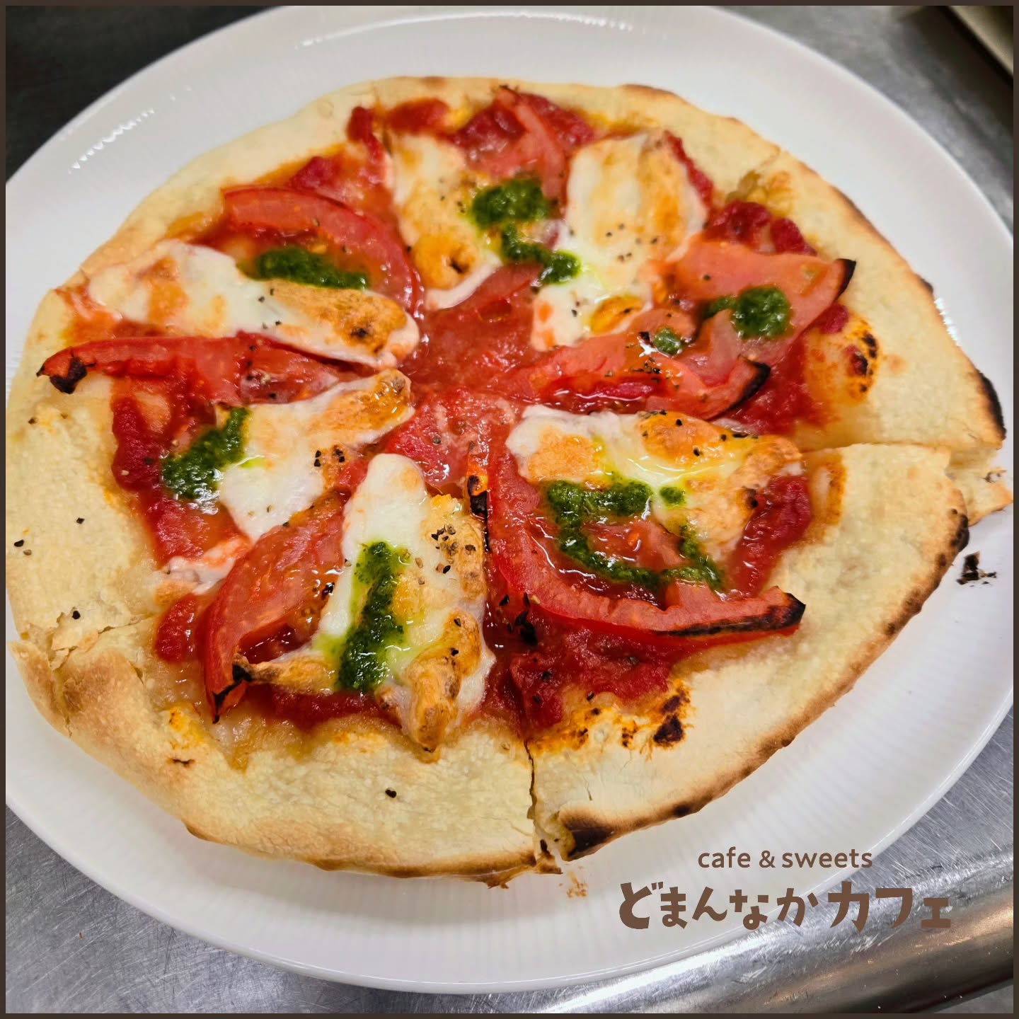 こんにちは！ です

本日のおすすめは
マルゲリータ

朝採り館の新鮮トマトをトッピングしてます！
手捏ね生地、焼き立てでのご提供です。
ぜひご利用ください