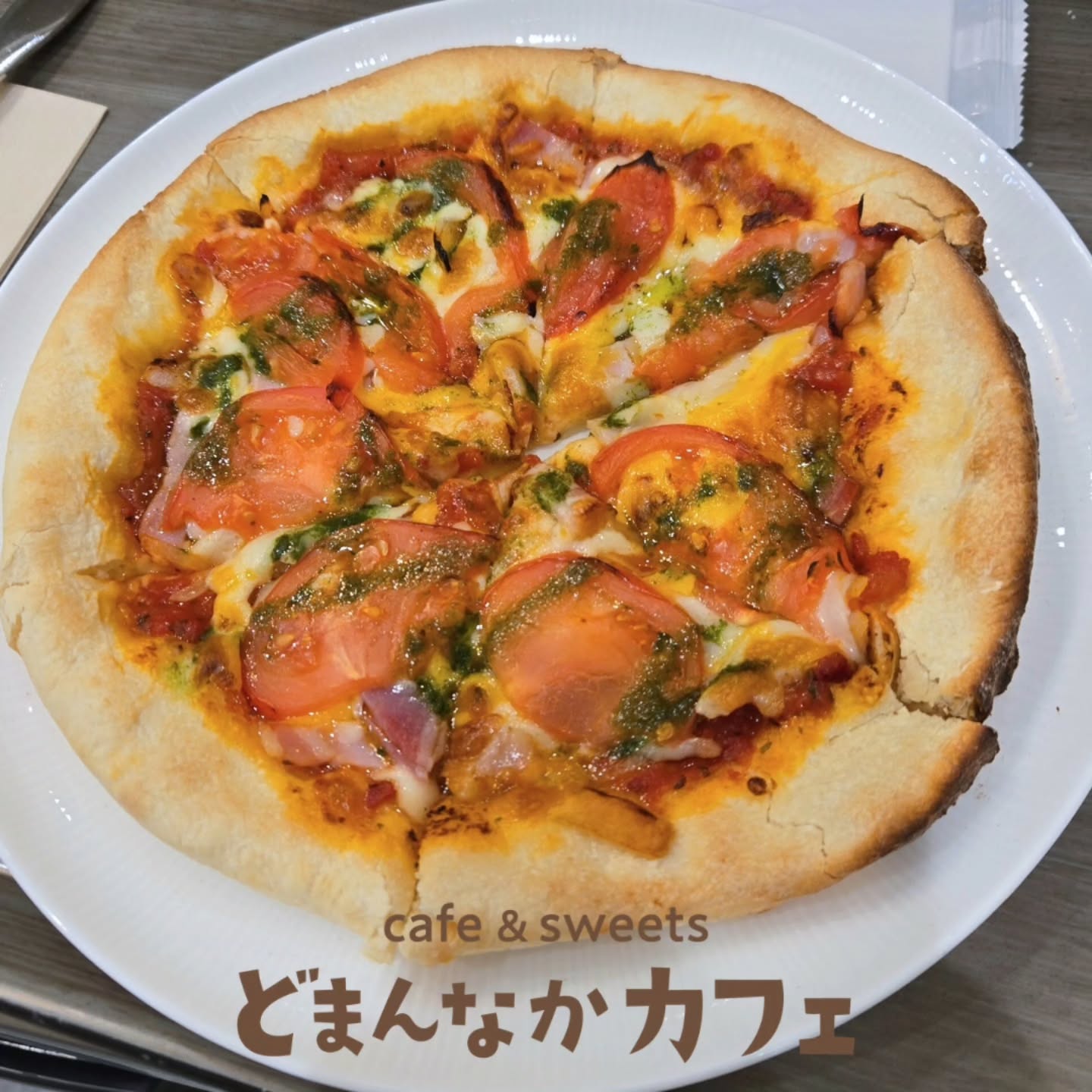 こんにちは！ です
軽食にぴったりなメニューのご紹介！
手捏ね生地のミックスピザ
ドリンクとのお得なセットもあります。
ぜひご利用ください