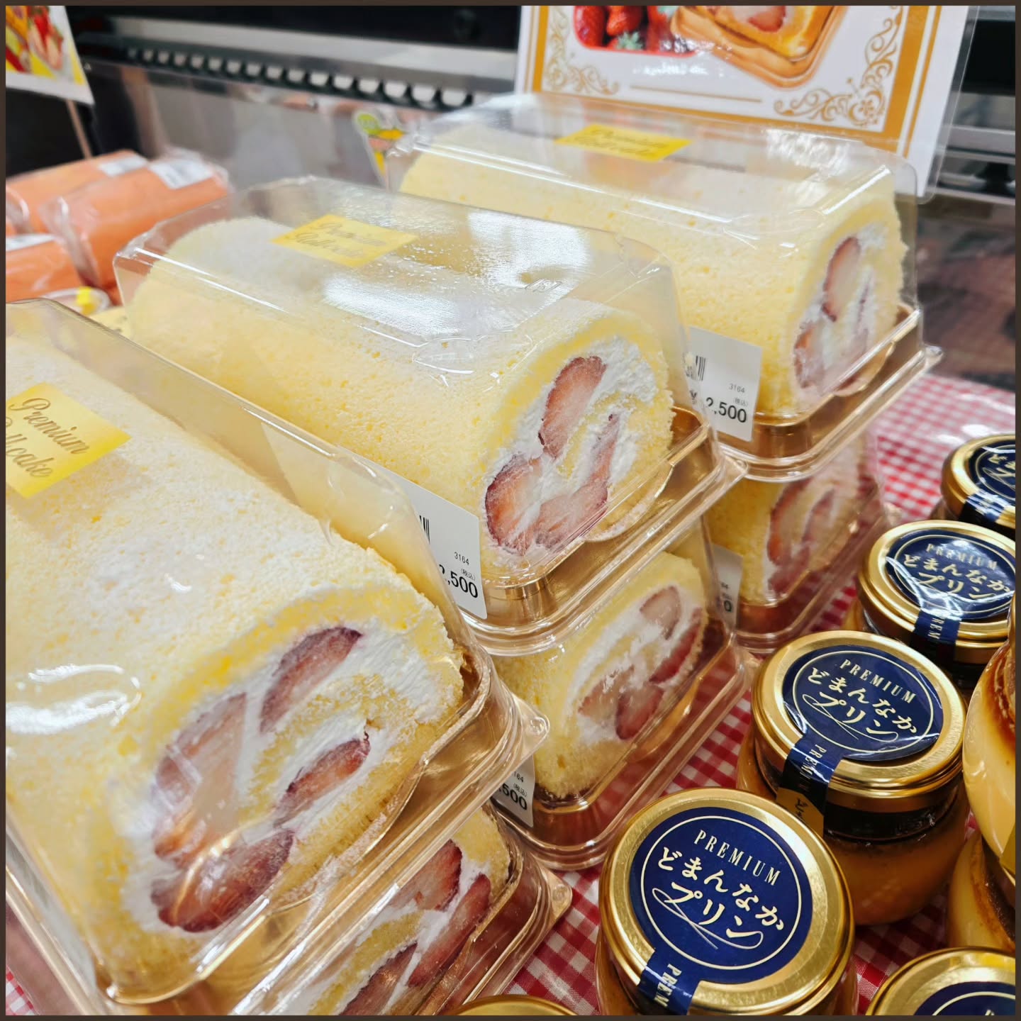 こんにちは！

苺の季節の大人気商品『プレミアムロールケーキ』が朝採り館に登場です！
どこを切っても苺と出逢える！
苺たっぷりのロールケーキです！
苺はもちろん栃木県産です。

土日祝日の販売です。
ぜひご利用ください