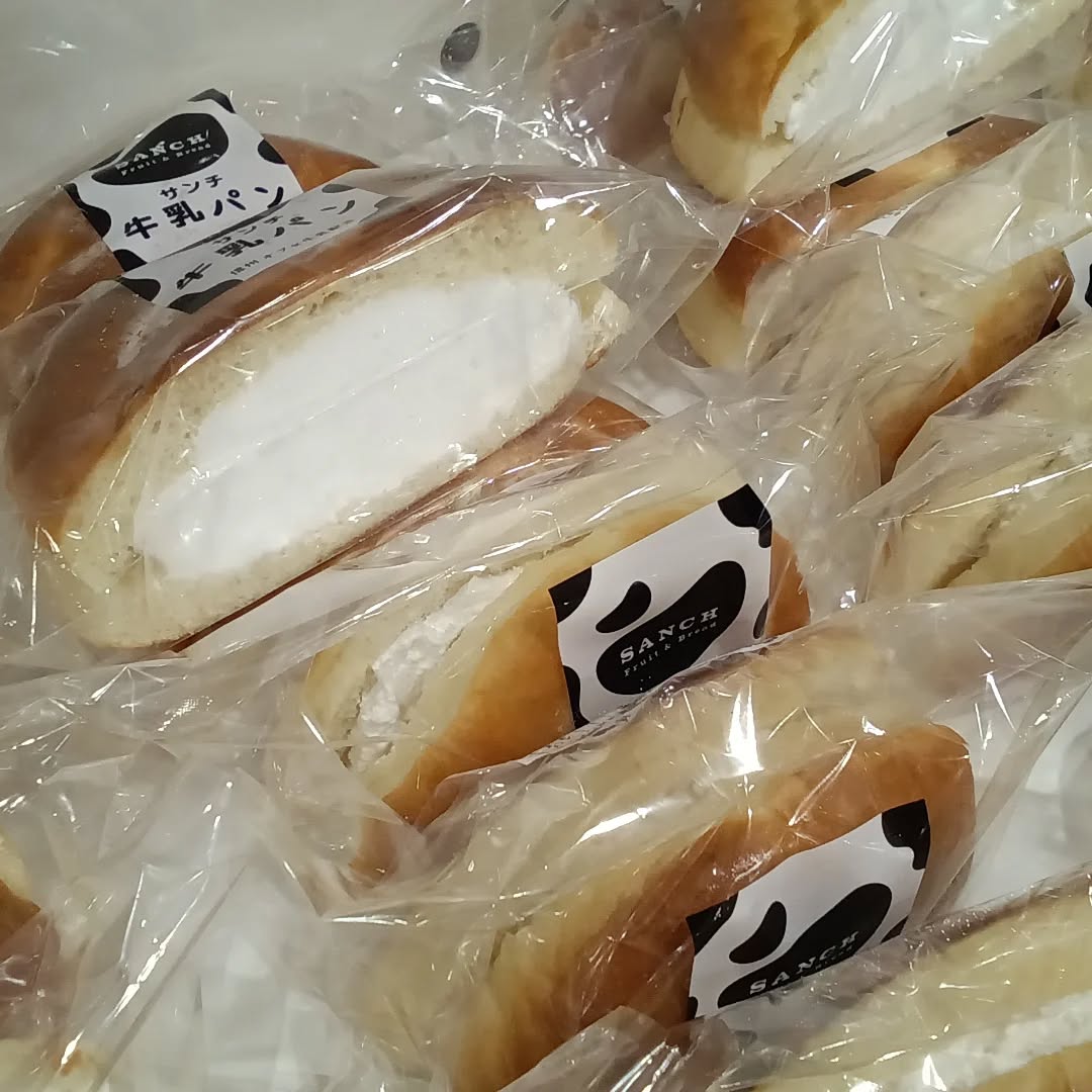 こんばんは

どまんなかたぬまでは、ただいま、「パン祭り」を
開催中です
本日、初日をむかえました！
おかげさまで、大好評でした️
ありがとうございます

パン祭り人気商品
①牛乳パン⇨クリームがぎっしり詰まったパン
②イギリストースト⇨青森県民のソールフード。栃木の人も食べるとやみつき。
③笹だんごパン⇨よもぎの風味が爽やかであんこは控えめ。
④熟成メロンパン⇨メロンクリームがたまりません。
⑤ネギパン⇨ねぎがアクセントのパン。

パン祭りは、２３日（月）まで開催中です。
こちらの会場は１７時までになりますので、ご注意下さい
みな様のご来店を、お待ちしております