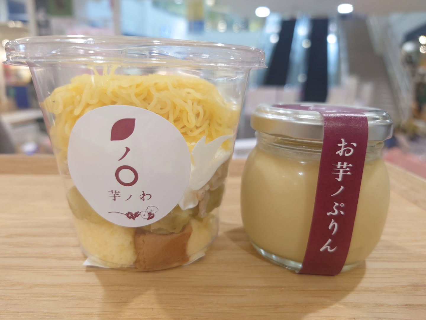 こんにちは
どまんなかたぬまインフォメーションです!
本日はイオンモール小山内にある どまんなかマルシェにて【春のスイーツフェア】が開催されております
本日が最終日です!
小山市 いちごの里さんのいちごのタルト
上三川町 芋ノわさんのモンブランパフェやお芋ノプリン
どまんなかたぬまからは、どまんなかプリンにプレミアロールケーキが佐野より参戦しております!
勿論他にも魅力的で魅惑的なスイーツをご用意しております!
自分へのご褒美や、お土産、お花見のお供等にも是非
フェアは18時までとなります!