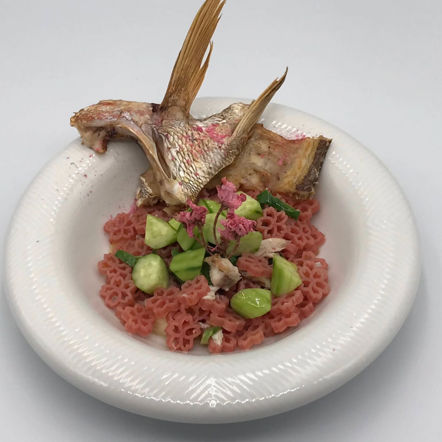 こんばんは
道のイタリアン 「タヌマンマ」です。
桜の開花に合わせた期間限定メニューの
ご案内です。
一枚目 桜鯛ときゅうりのさくらパスタ
見た目も可愛いさくらの形をしたショートパスタ
と今が旬の桜鯛を合わせました!
桜鯛の旨味エキスときゅうりのシャキシャキ感を
お楽しみ頂けるパスタです
二枚目 桜のババロアとミルクジェラート
特製のさくらババロアと色彩やかなミントのソース
冷たいミルクジェラートを一度に味わえるドルチェ
です
春を感じて頂ける
2つの期間限定メニューは
4月上旬までの販売となります。
是非ご賞味くださいませ!
𓂃𓂃𓂃𓂃𓂃𓂃𓂃𓂃𓂃𓂃𓂃𓂃𓂃𓂃𓂃
【店舗情報】
︎ 道の駅 どまんなか たぬま
道のイタリアン タヌマンマ
︎ 栃木県佐野市吉水町366-2
︎ 電話番号:0283-61-0078
︎ 営業時間:11:00~16:00
︎ 定休日:水曜日・金曜日
𓂃𓂃𓂃𓂃𓂃𓂃𓂃𓂃𓂃𓂃𓂃𓂃𓂃𓂃𓂃